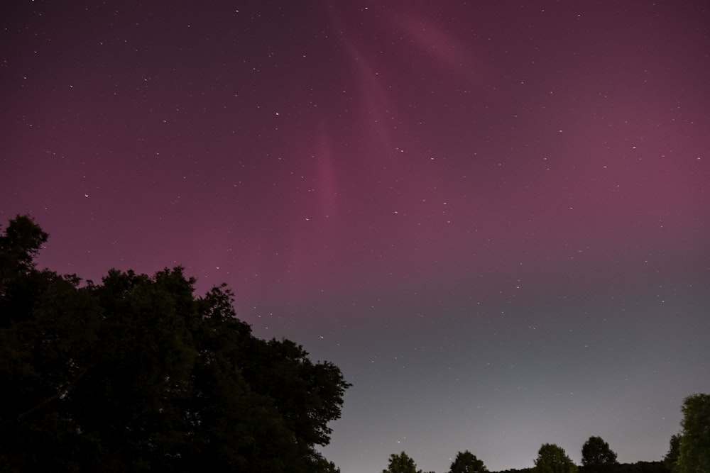 El agujero de la aurora es visible en el cielo nocturno