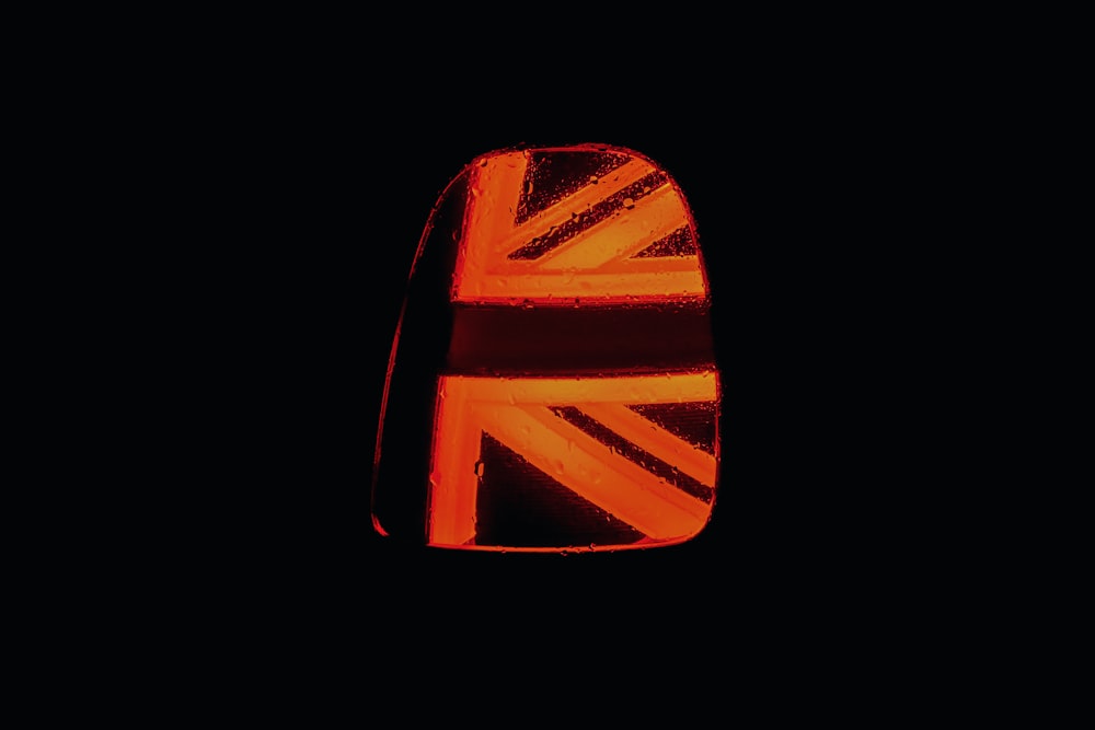 Uma imagem de uma bandeira britânica em um fundo preto