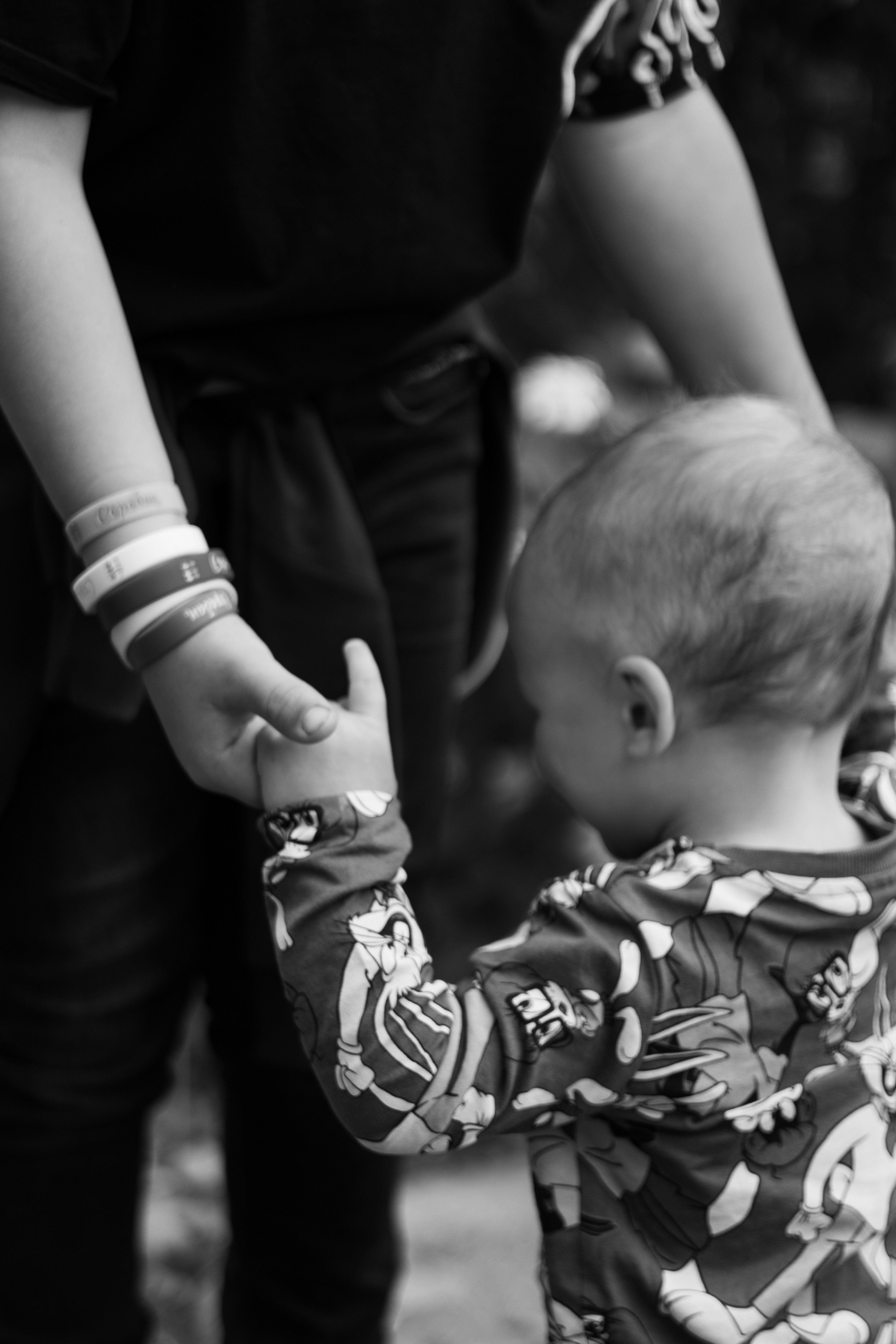seorang anak kecil memegang tangan orang dewasa