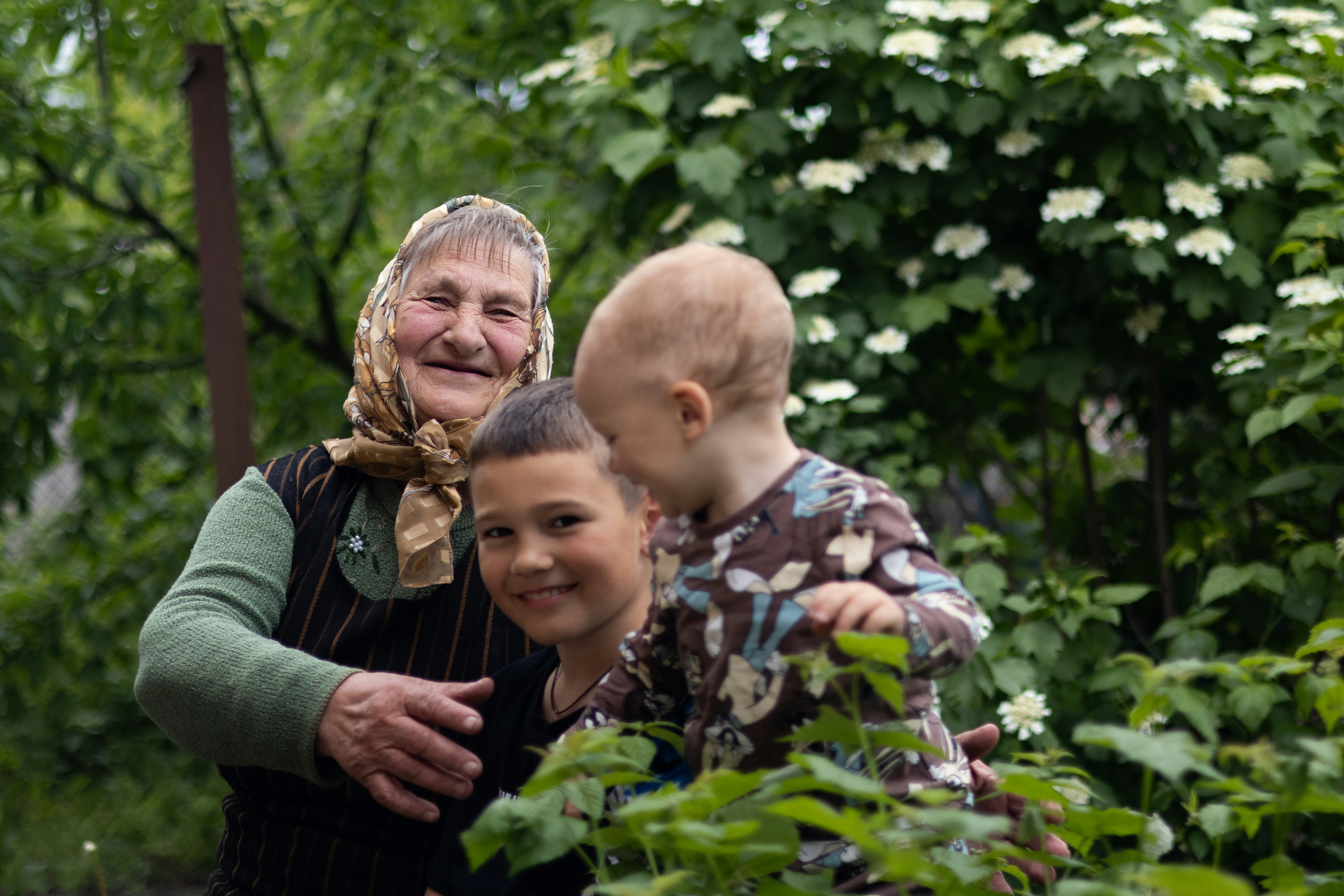 José Carlos com os netos Pedro e Isabela no jardim