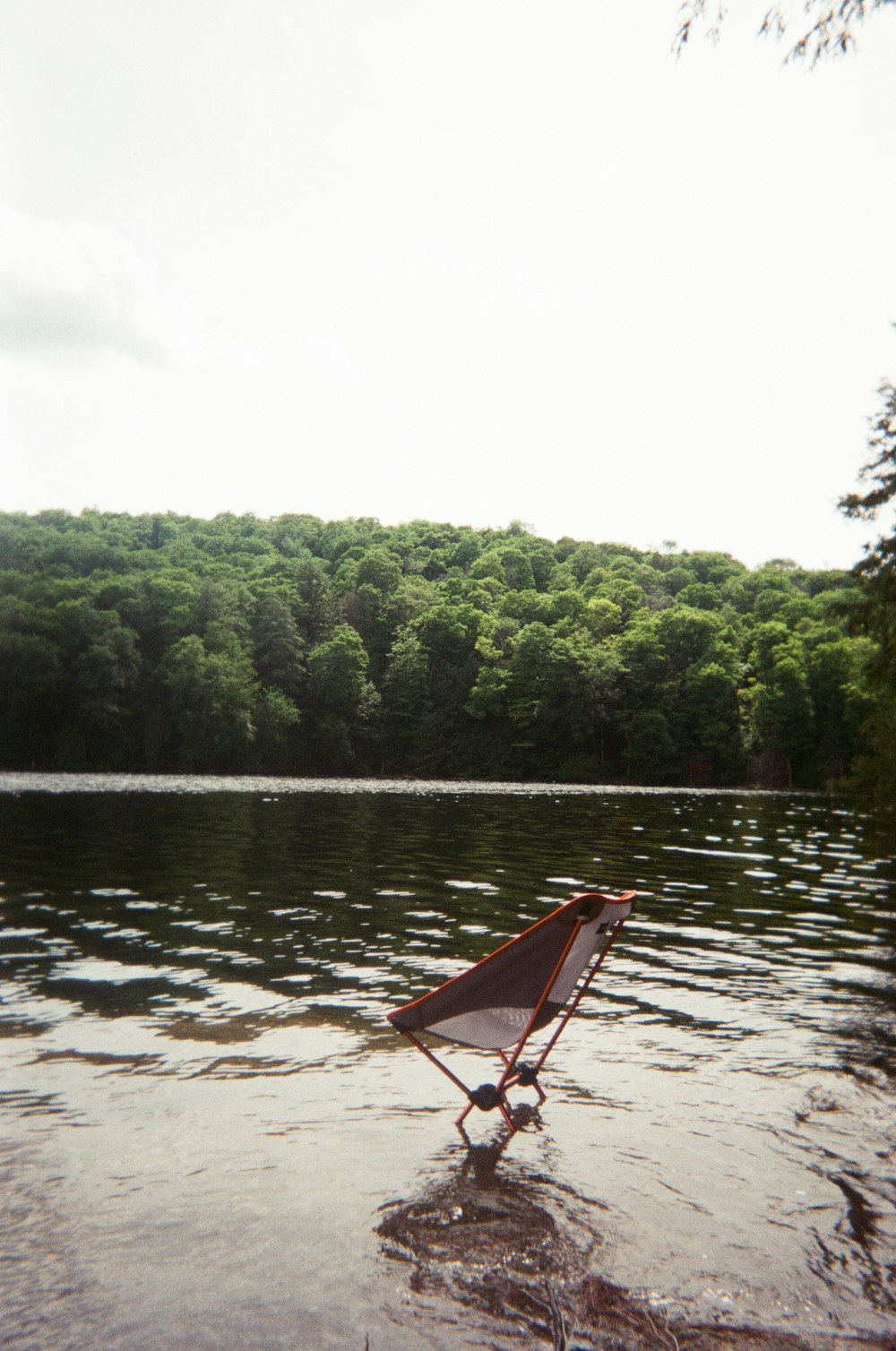 una sedia a sdraio seduta in mezzo a un lago