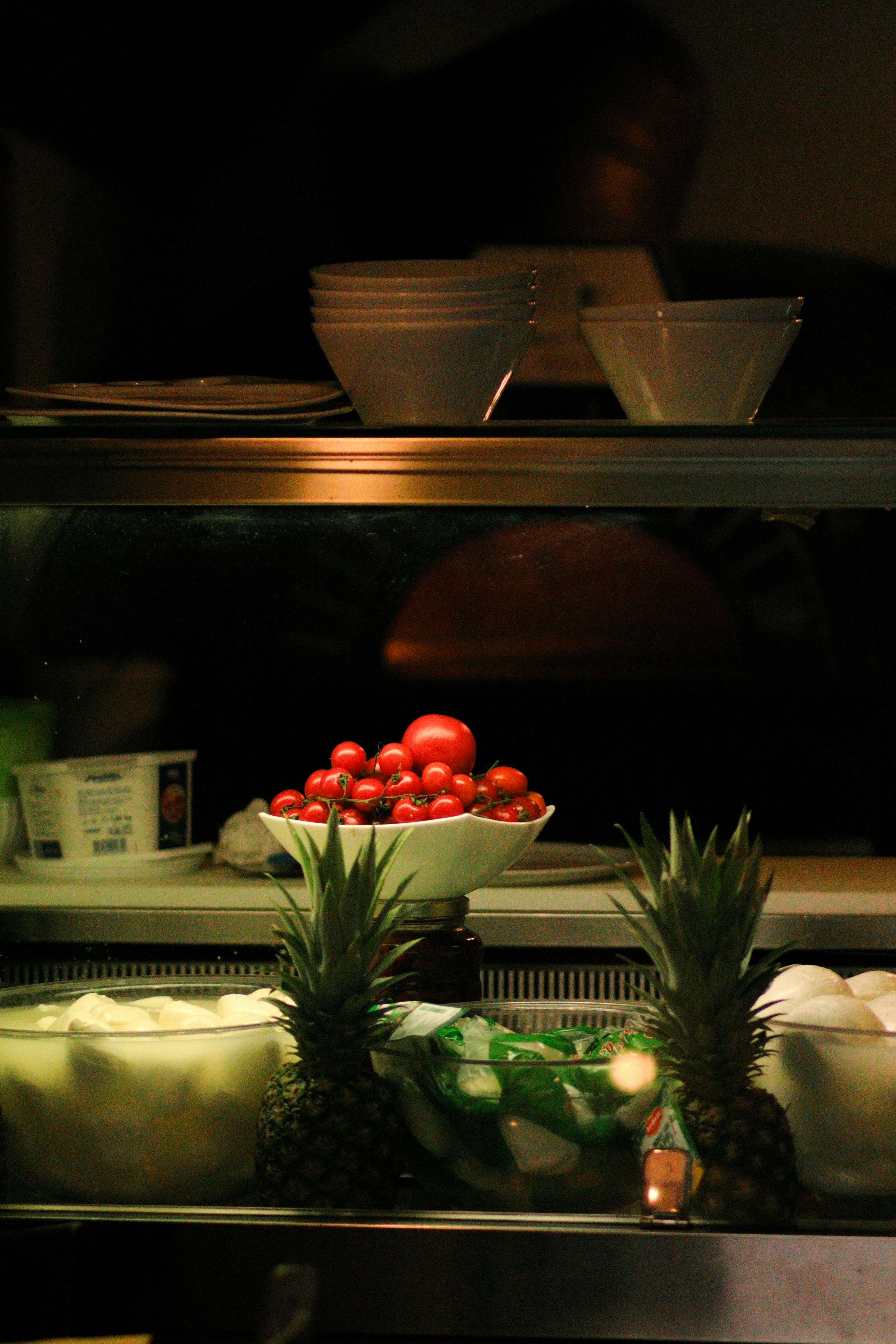 eine Vitrine gefüllt mit Obst und Gemüse
