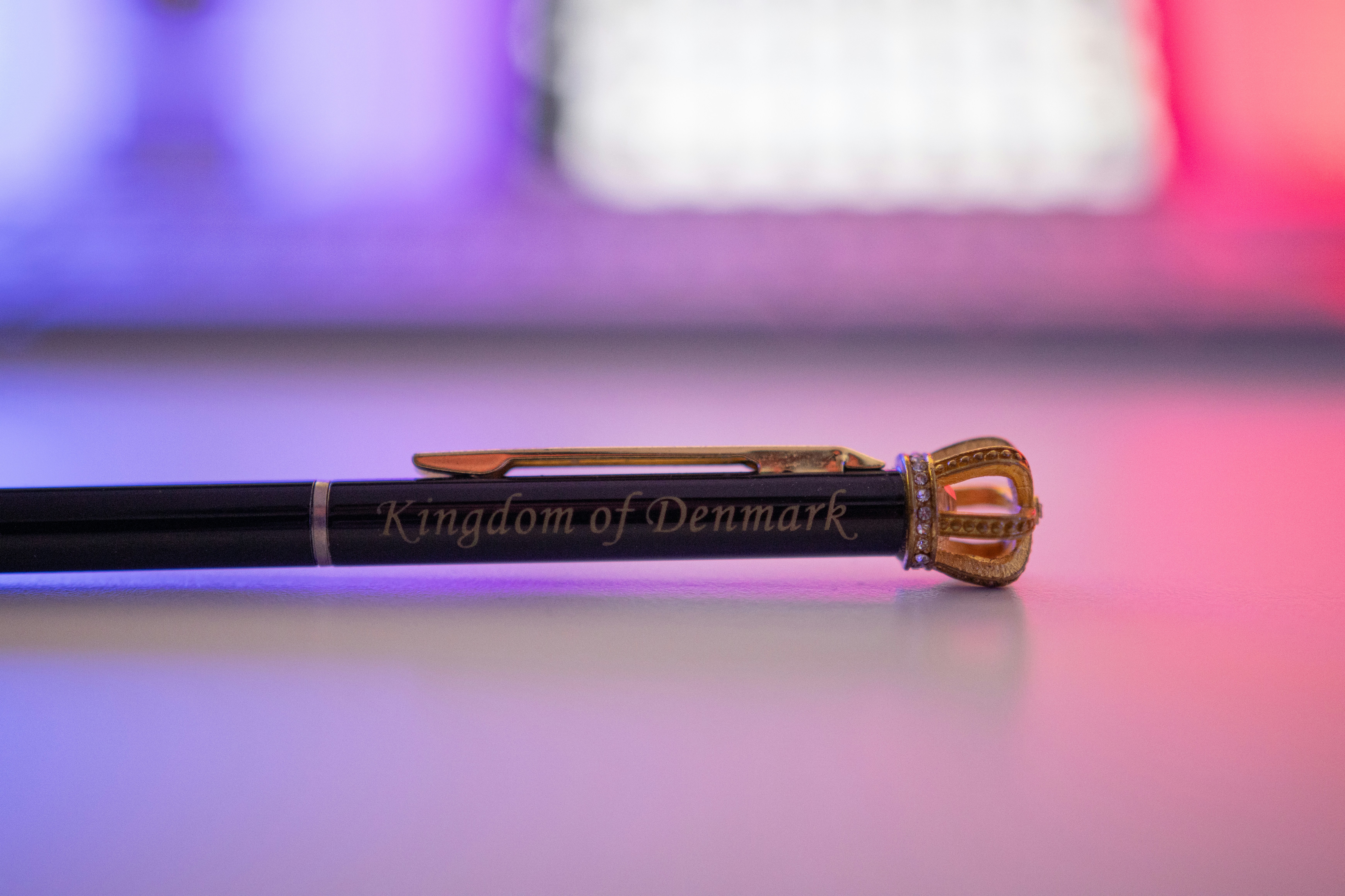a pen that is sitting on a table