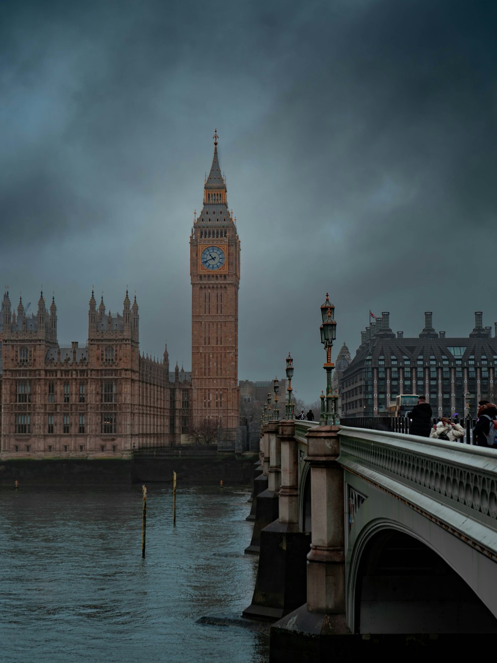 런던 시내에 우뚝 솟은 빅벤 시계탑