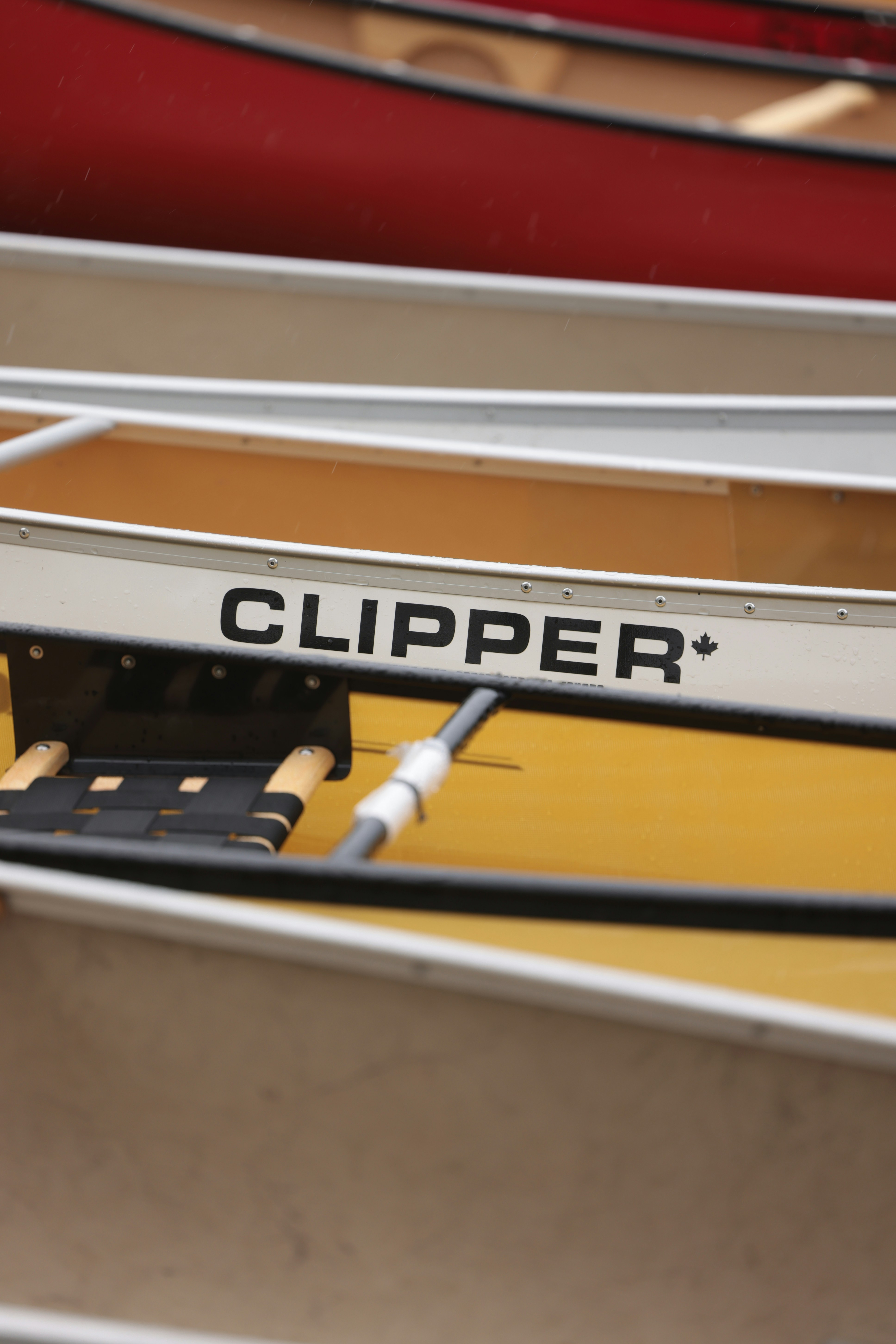 Un primo piano di una barca a remi con il nome Clipper