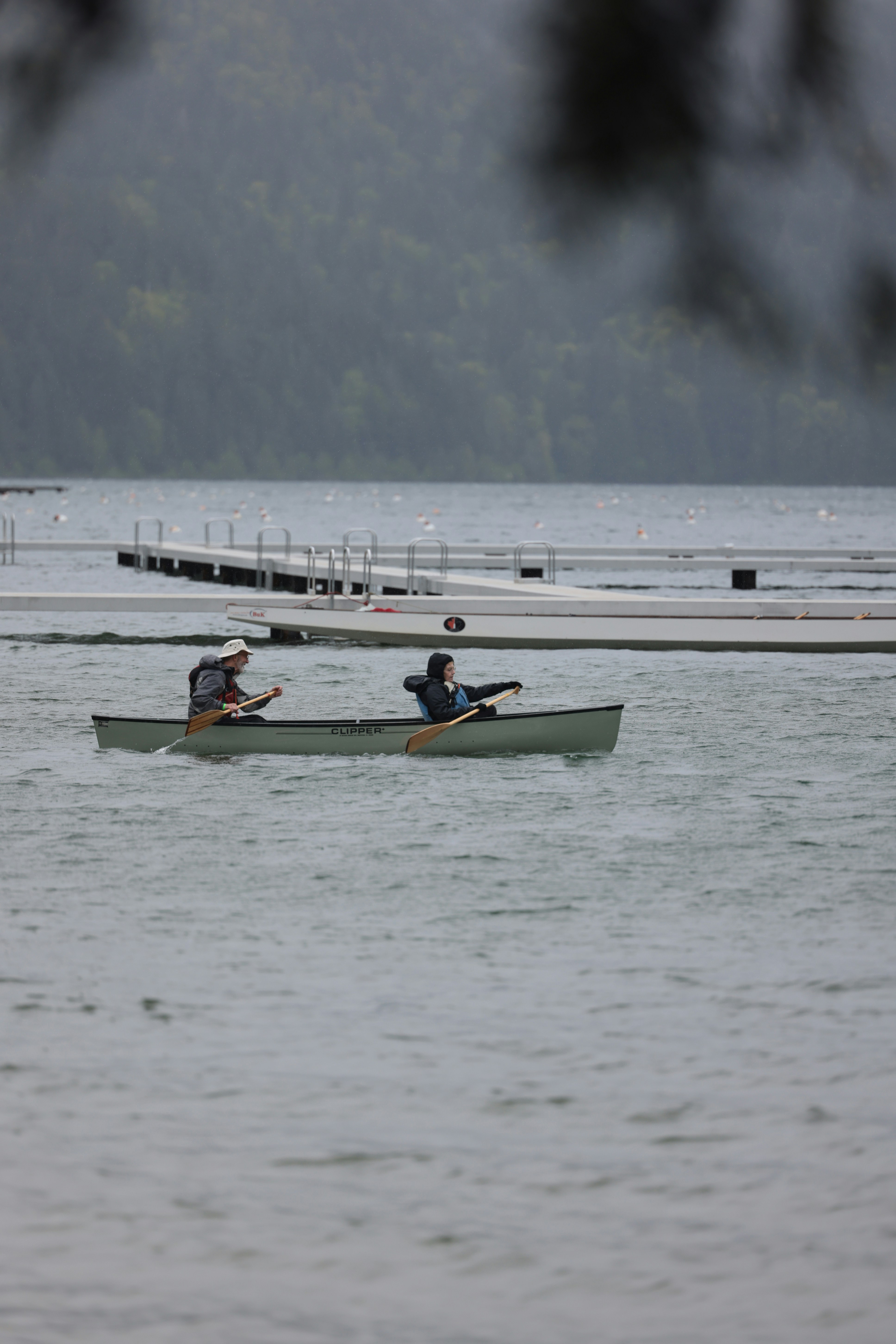 due persone in una canoa che remano sull'acqua