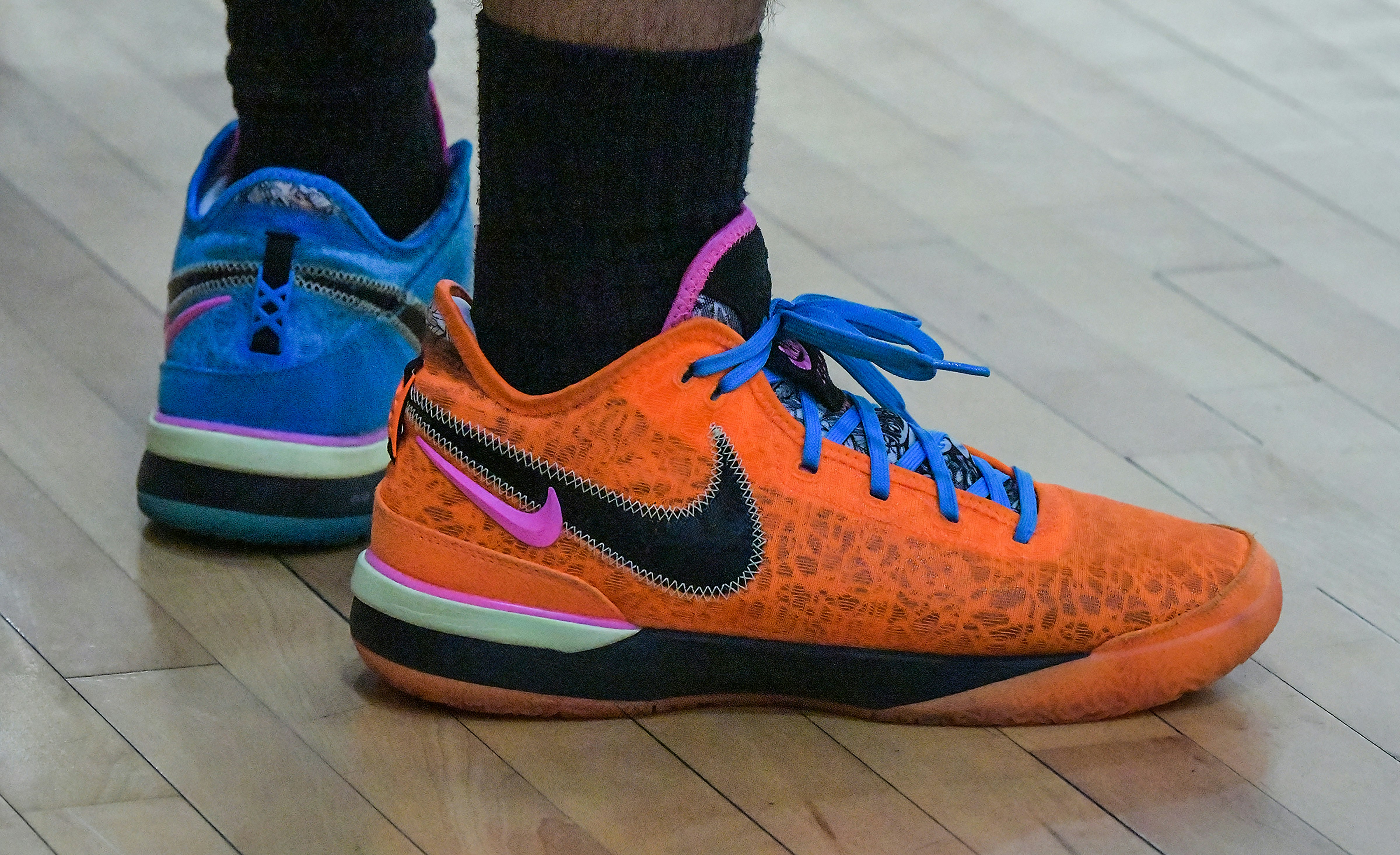 Eine Nahaufnahme eines Basketballschuhs auf einem Spielfeld