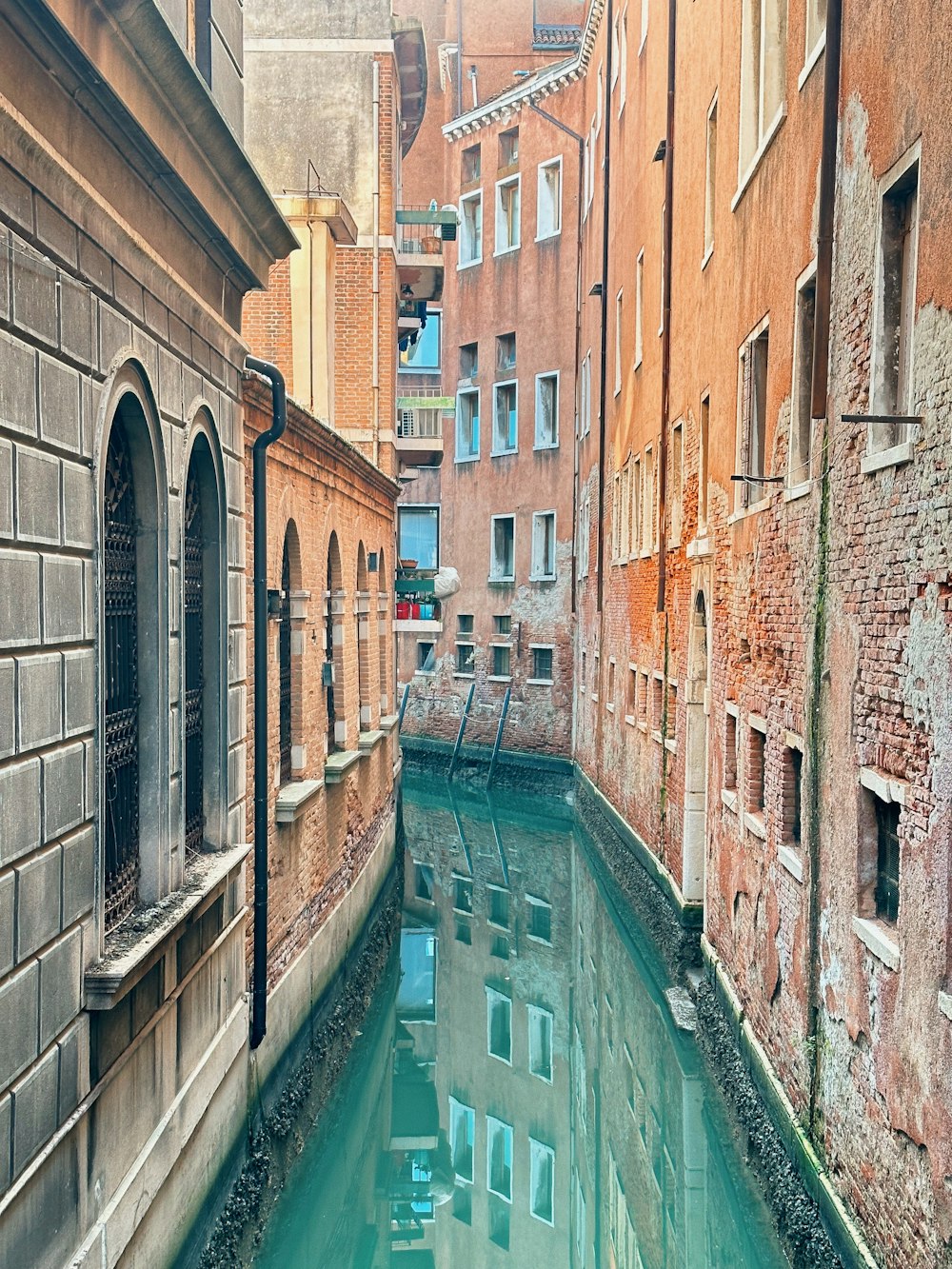 un canal étroit entre deux bâtiments d’une ville