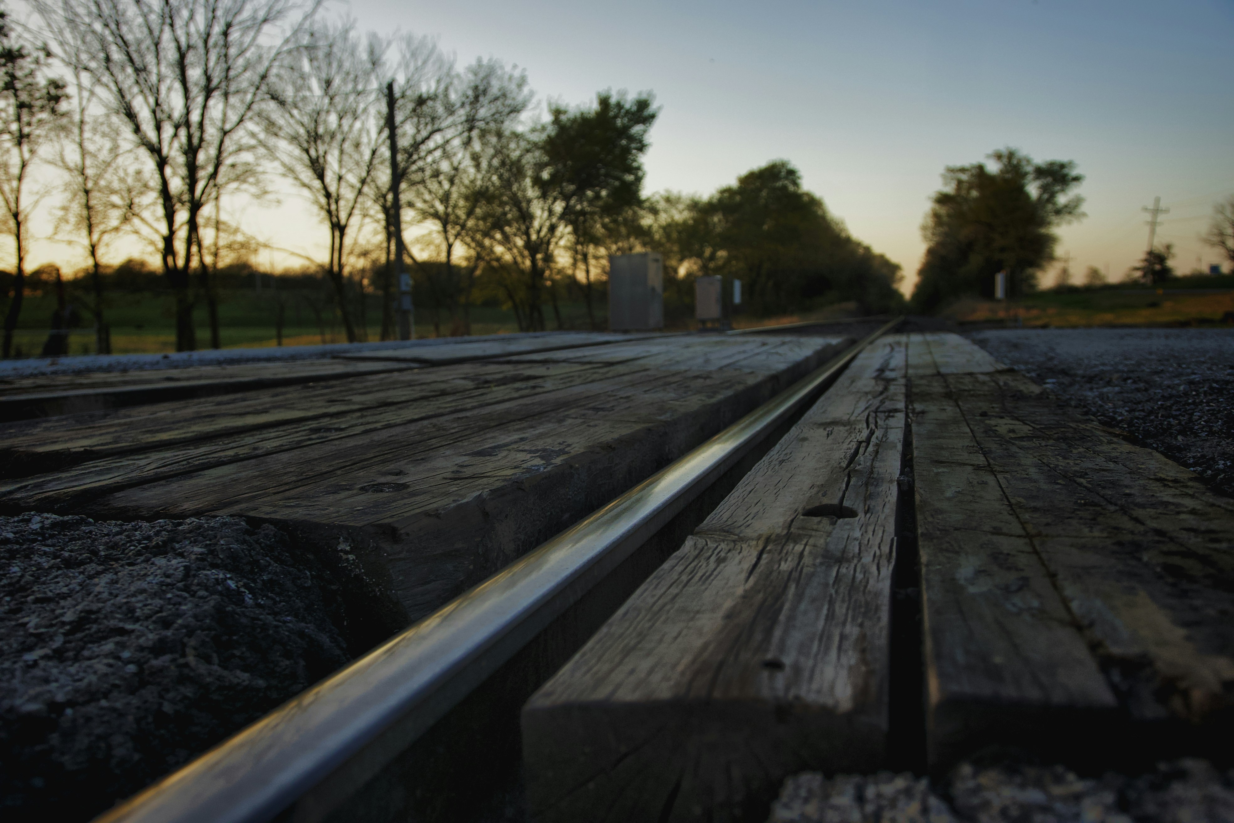 una panchina di legno seduta in cima a una strada