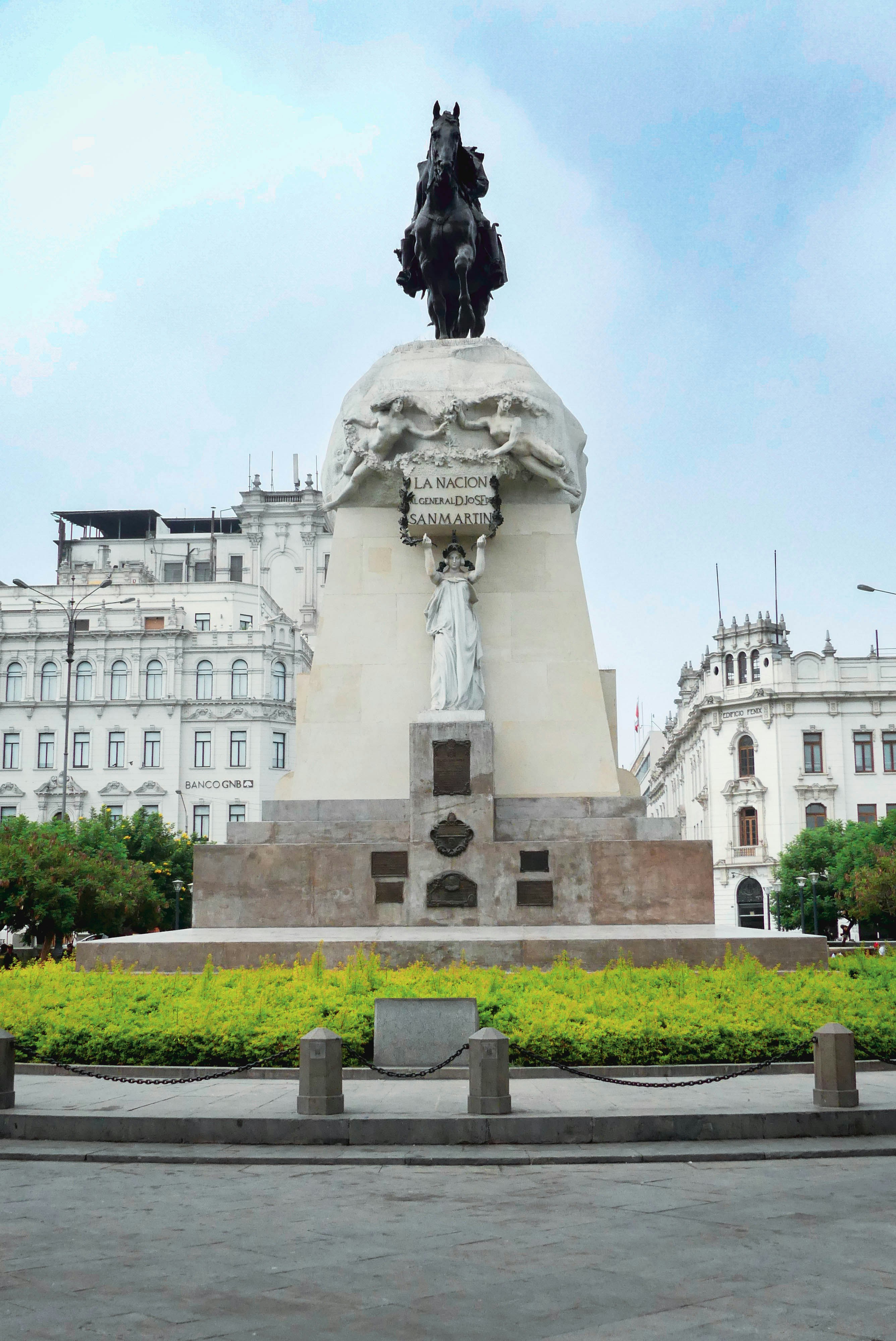 una estatua de un hombre a caballo frente a un edificio