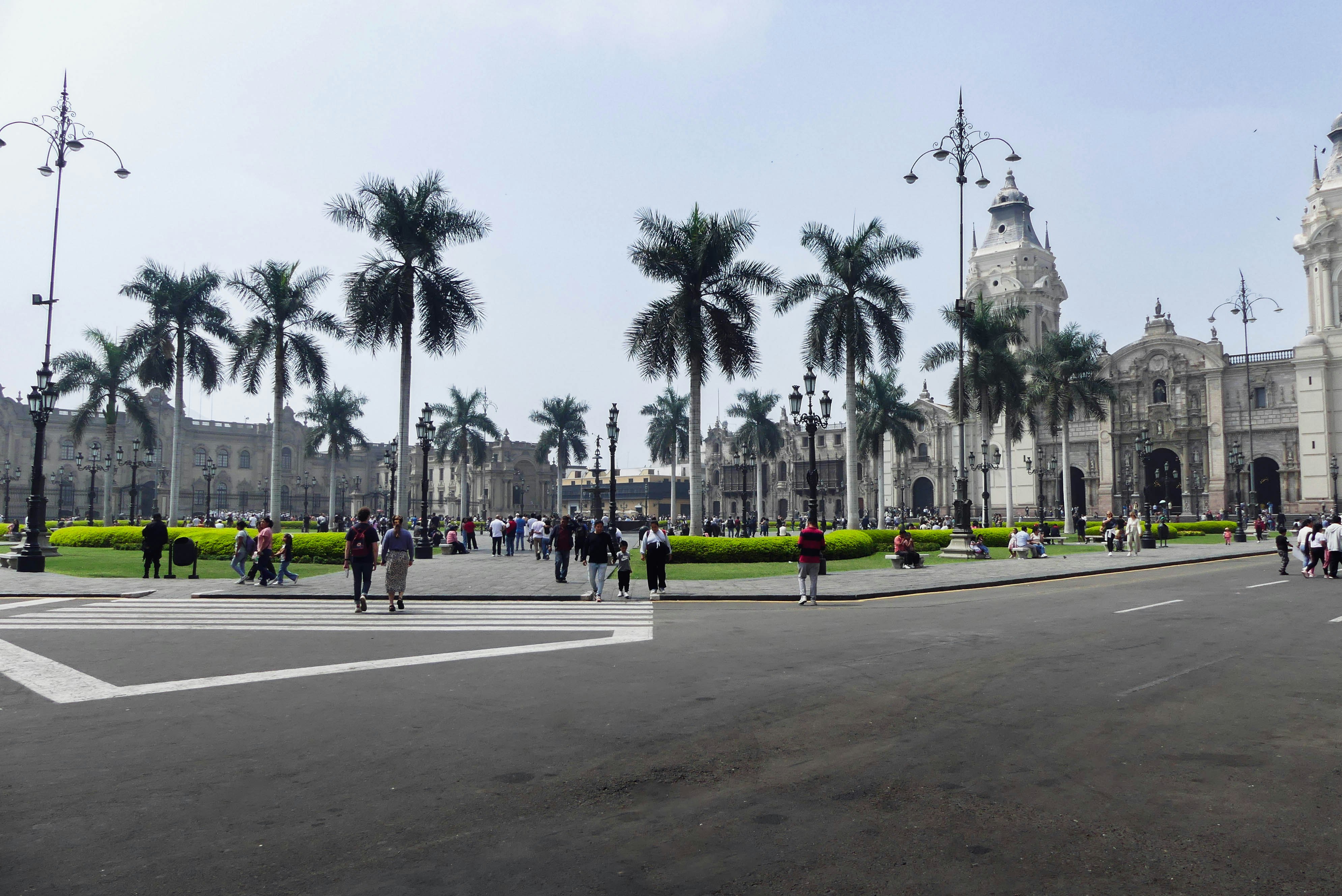 Un grupo de personas caminando por una calle