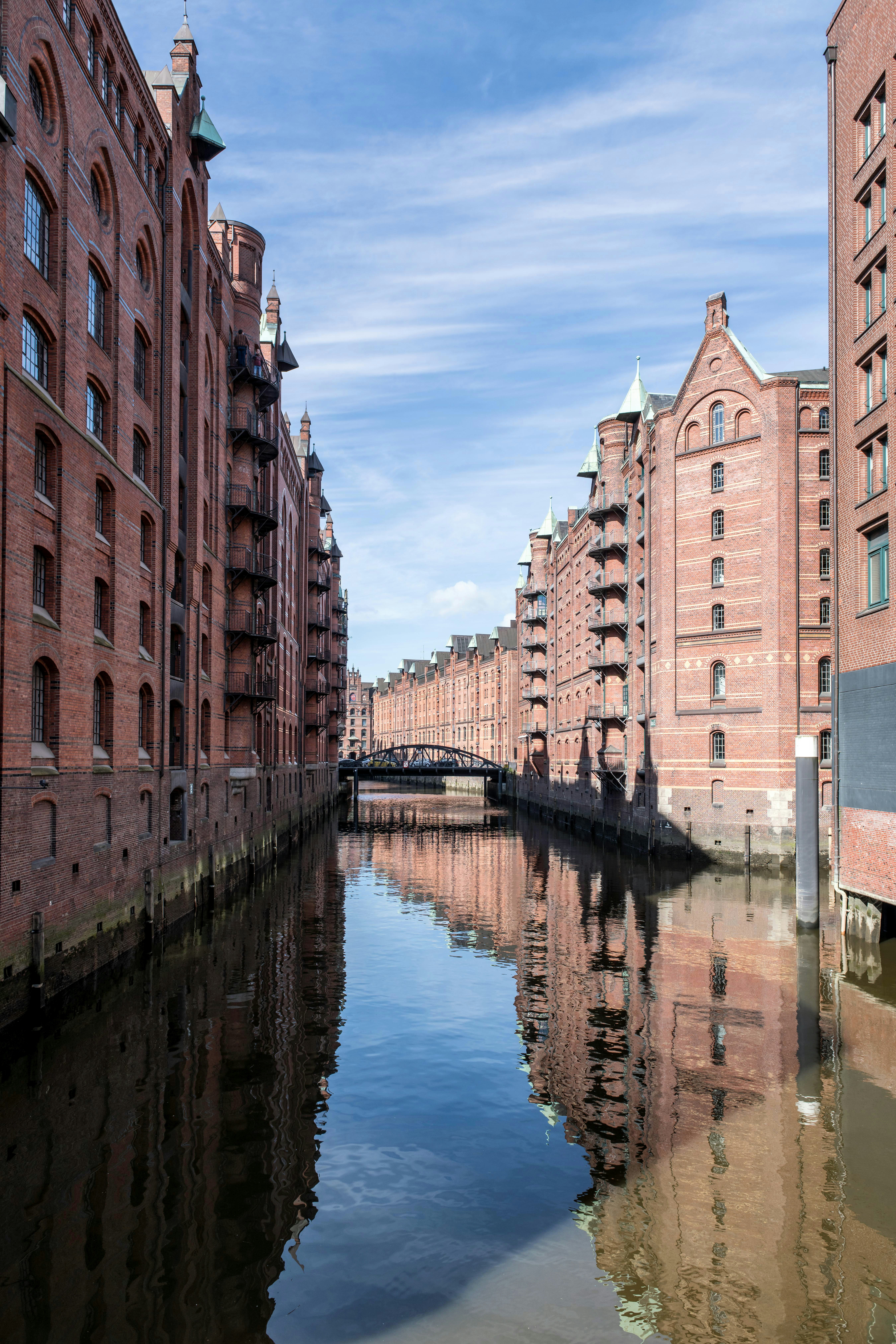 gray computer monitor