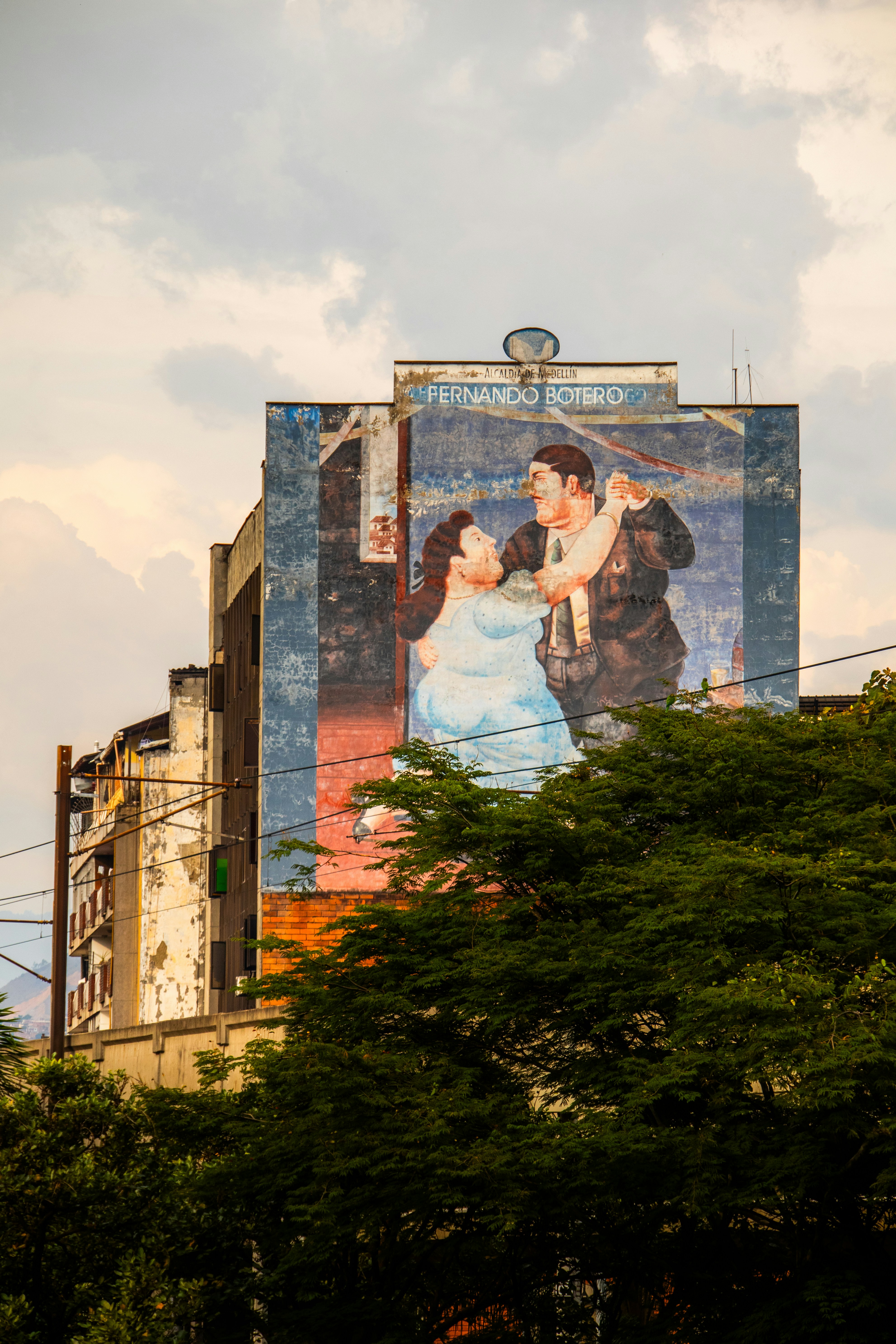 ein großes Wandgemälde eines Mannes und einer Frau an der Seite eines Gebäudes
