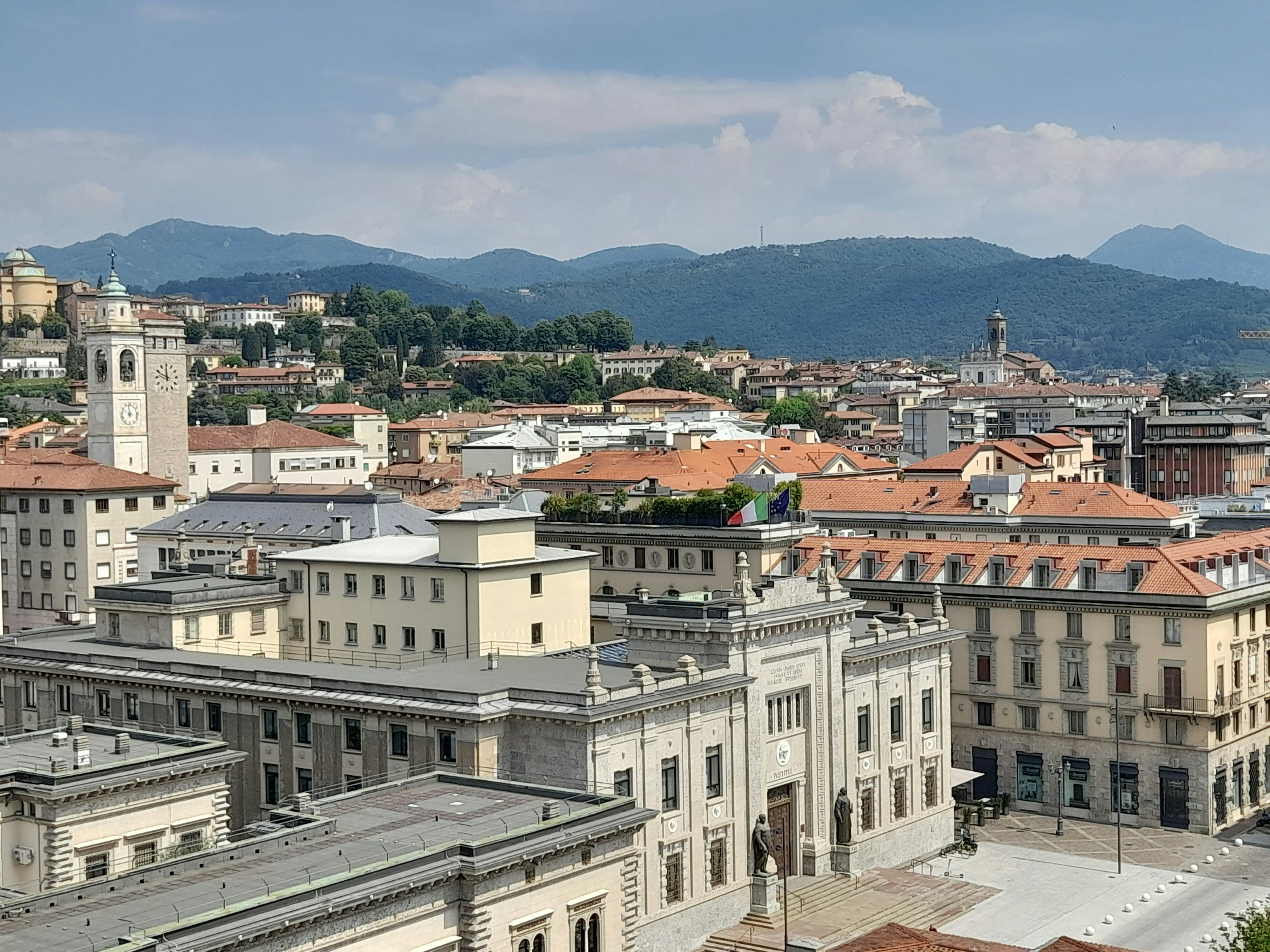 Cazare în Bergamo: acoperișurile din Città Bassa, cu Prealpii în fundal