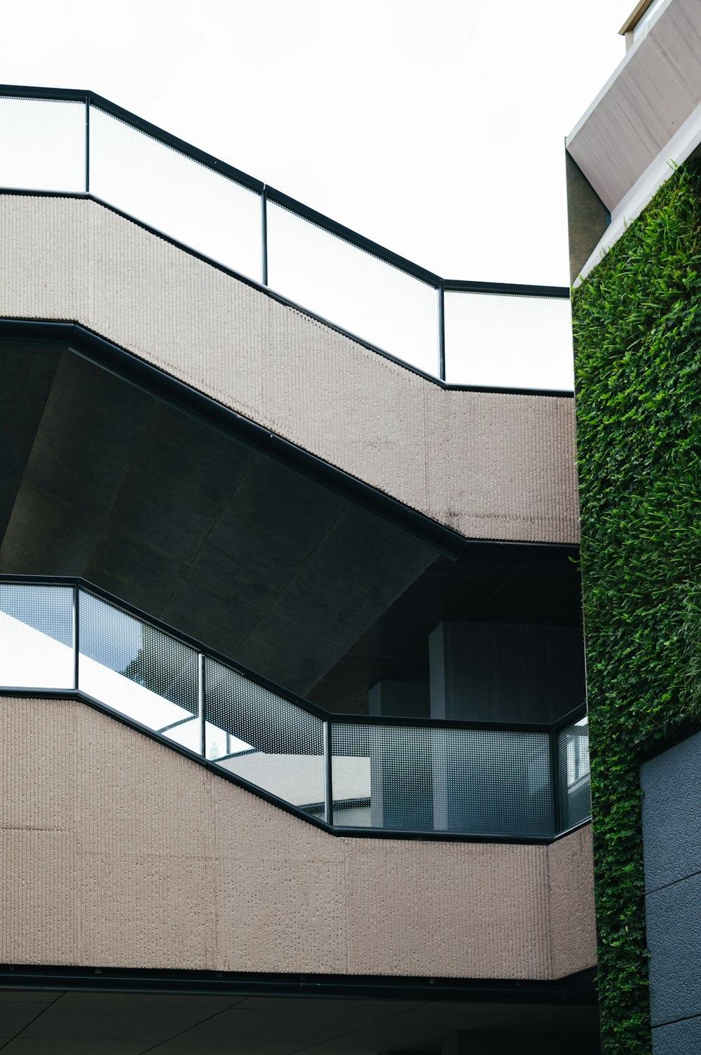 um edifício com uma planta verde crescendo ao lado dele