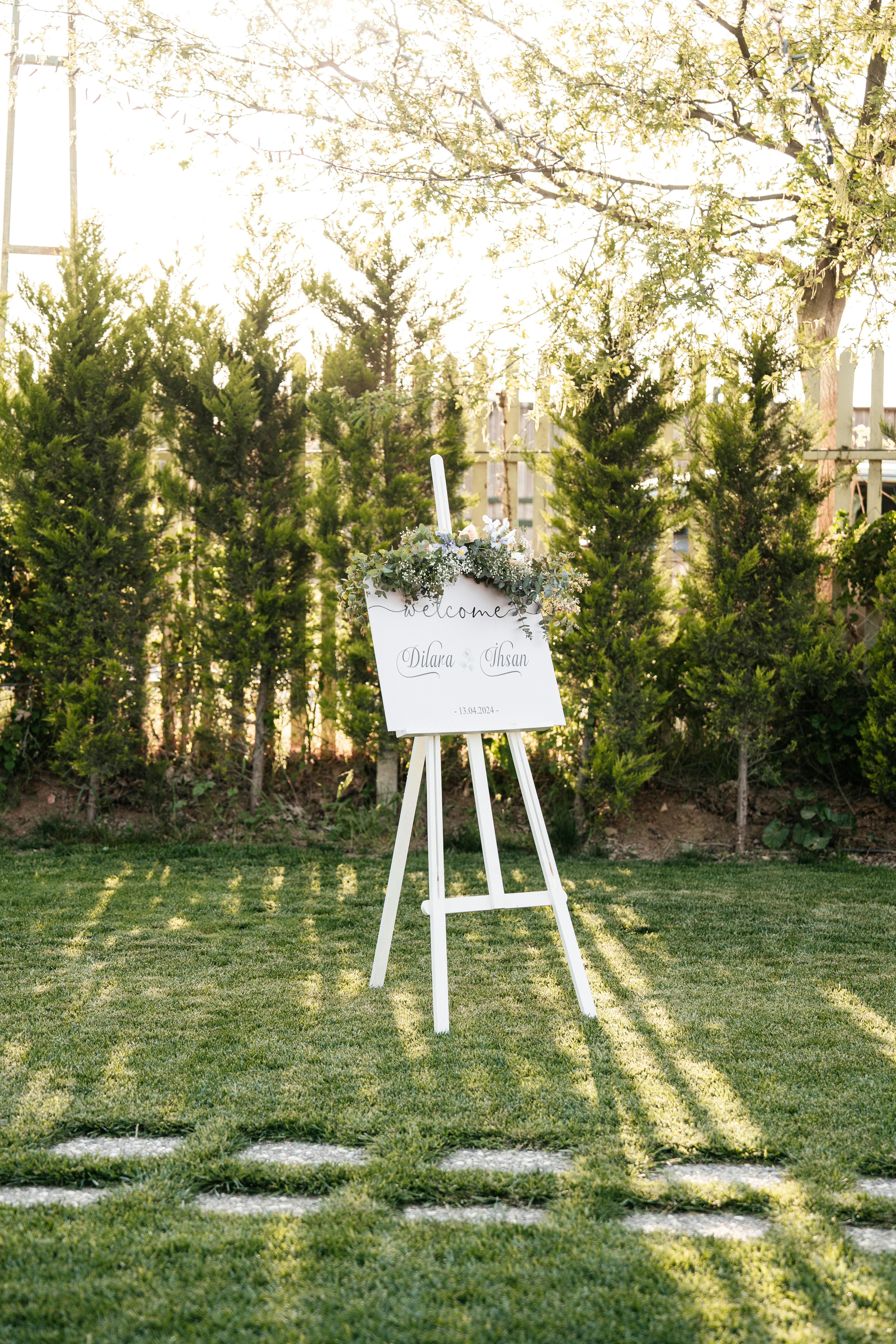8 Creative Custom Outdoor Signs for Wedding Decor