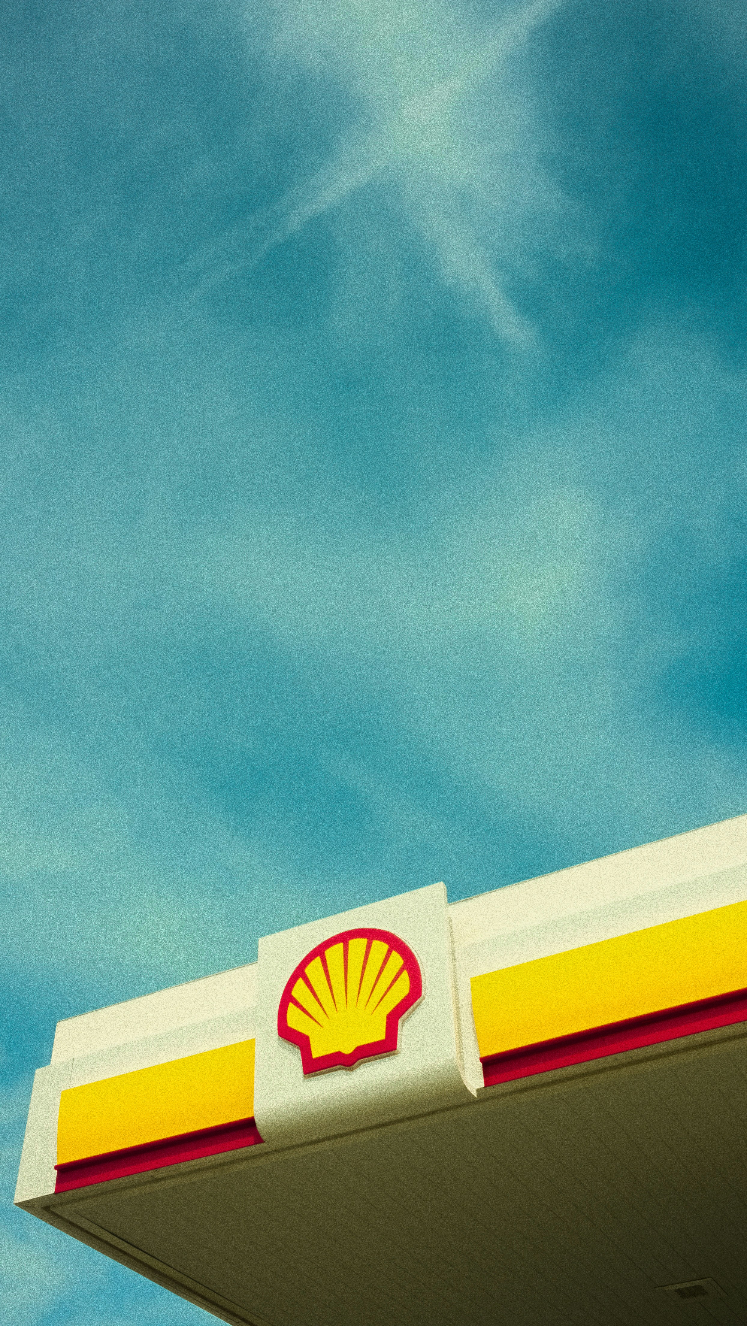 pompa bensin shell dengan langit biru di latar belakang
