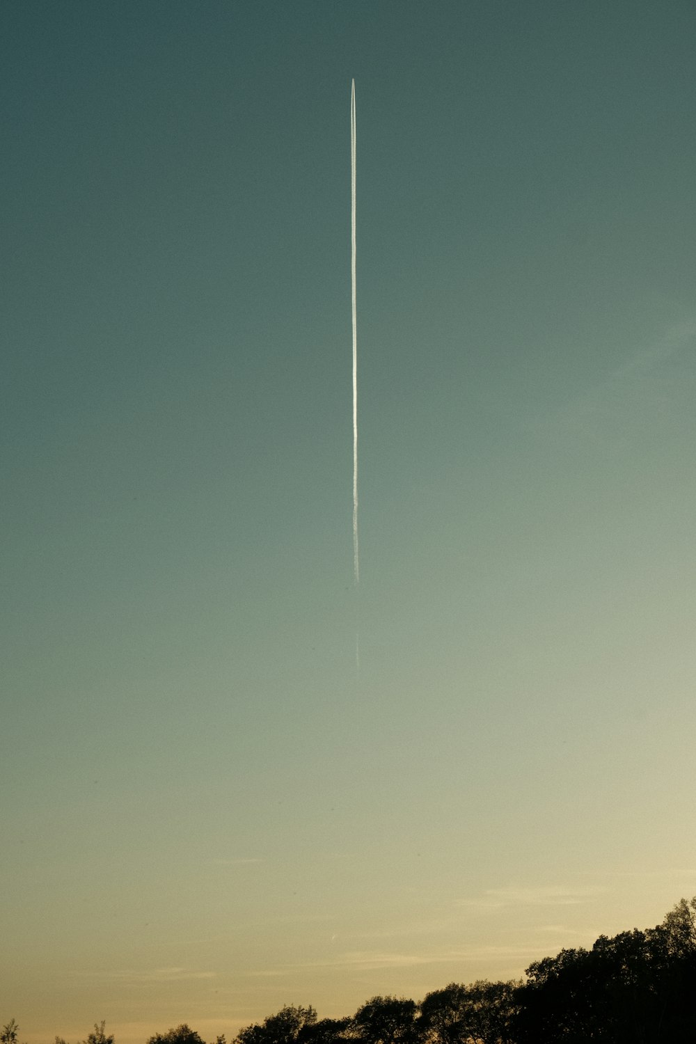 um avião está voando alto no céu