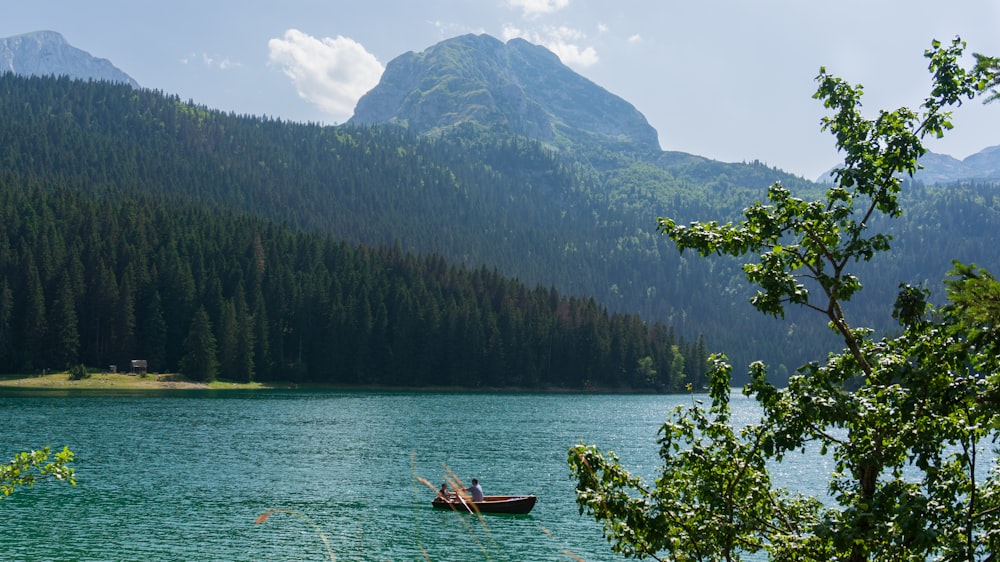 quelques bateaux flottant au-dessus d’un lac