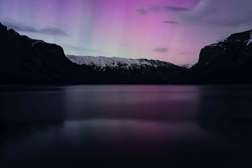 une aurore violette et verte au-dessus d’une chaîne de montagnes