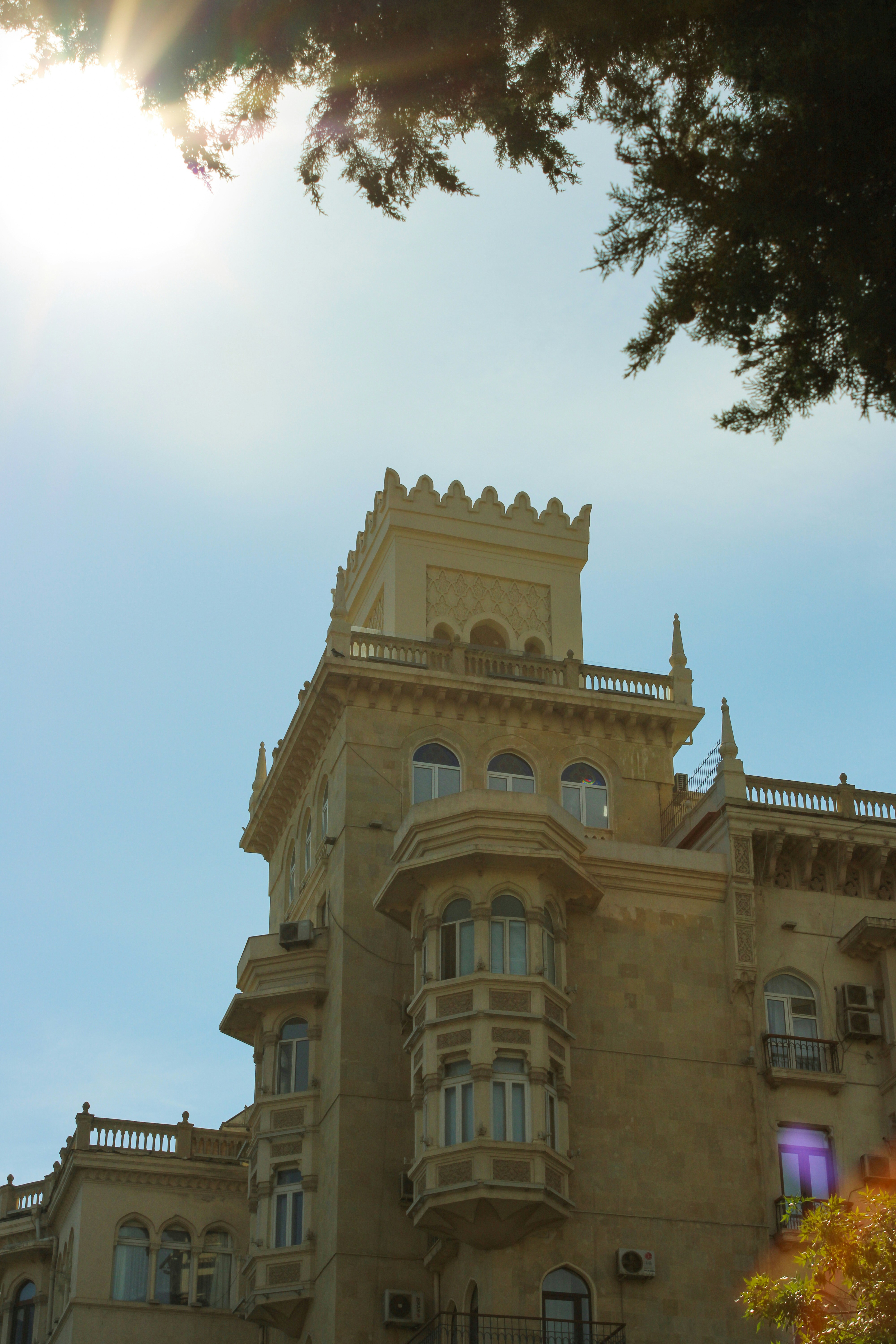 Un edificio alto con un reloj en la parte superior