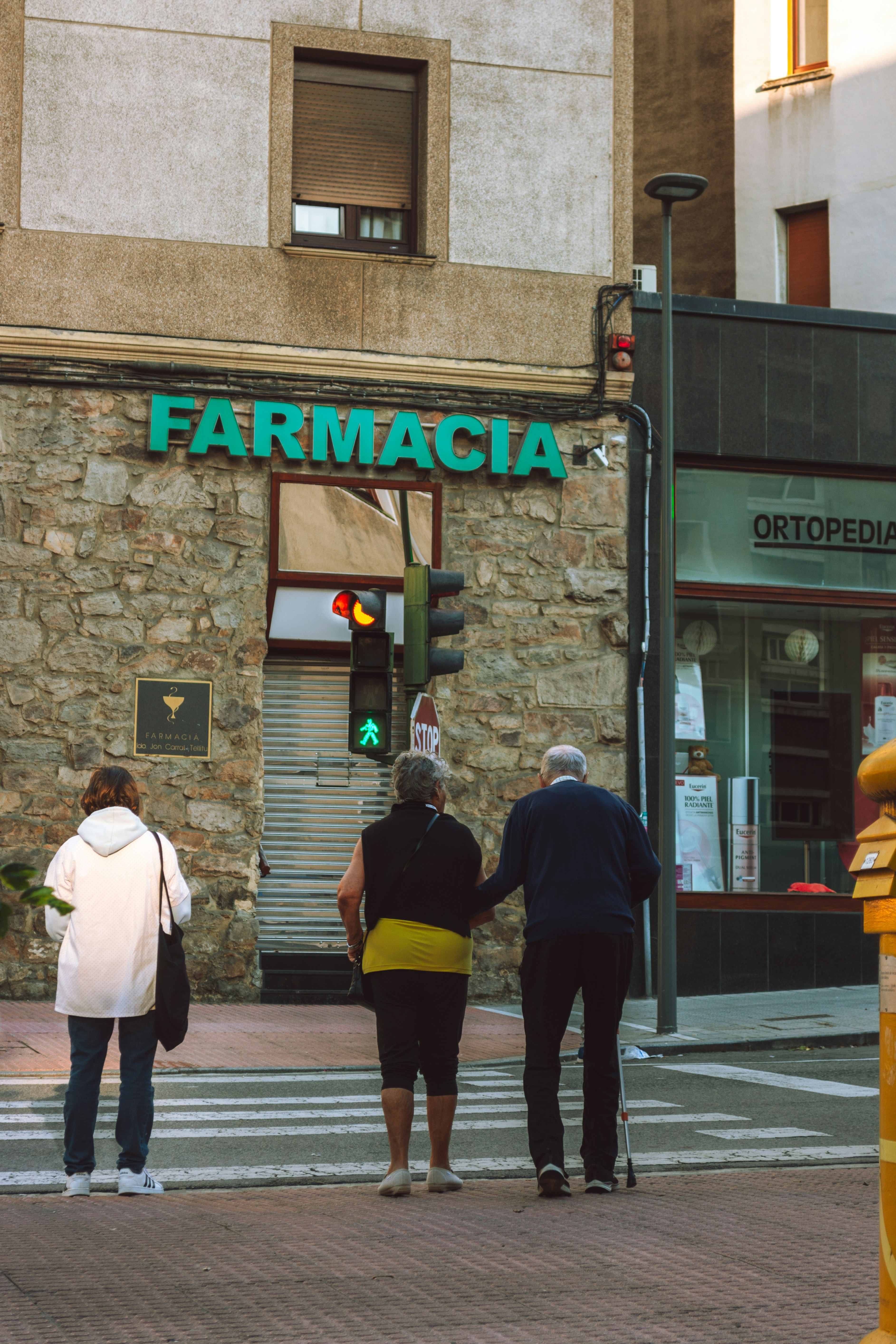 Un grupo de personas caminando por una calle