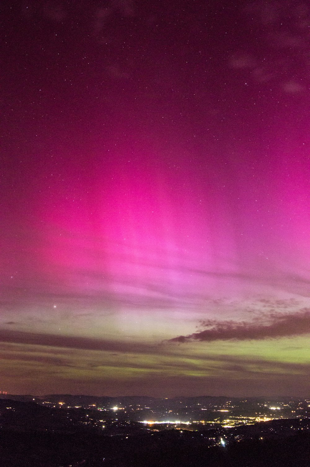 Uma aurora roxa e verde é vista no céu