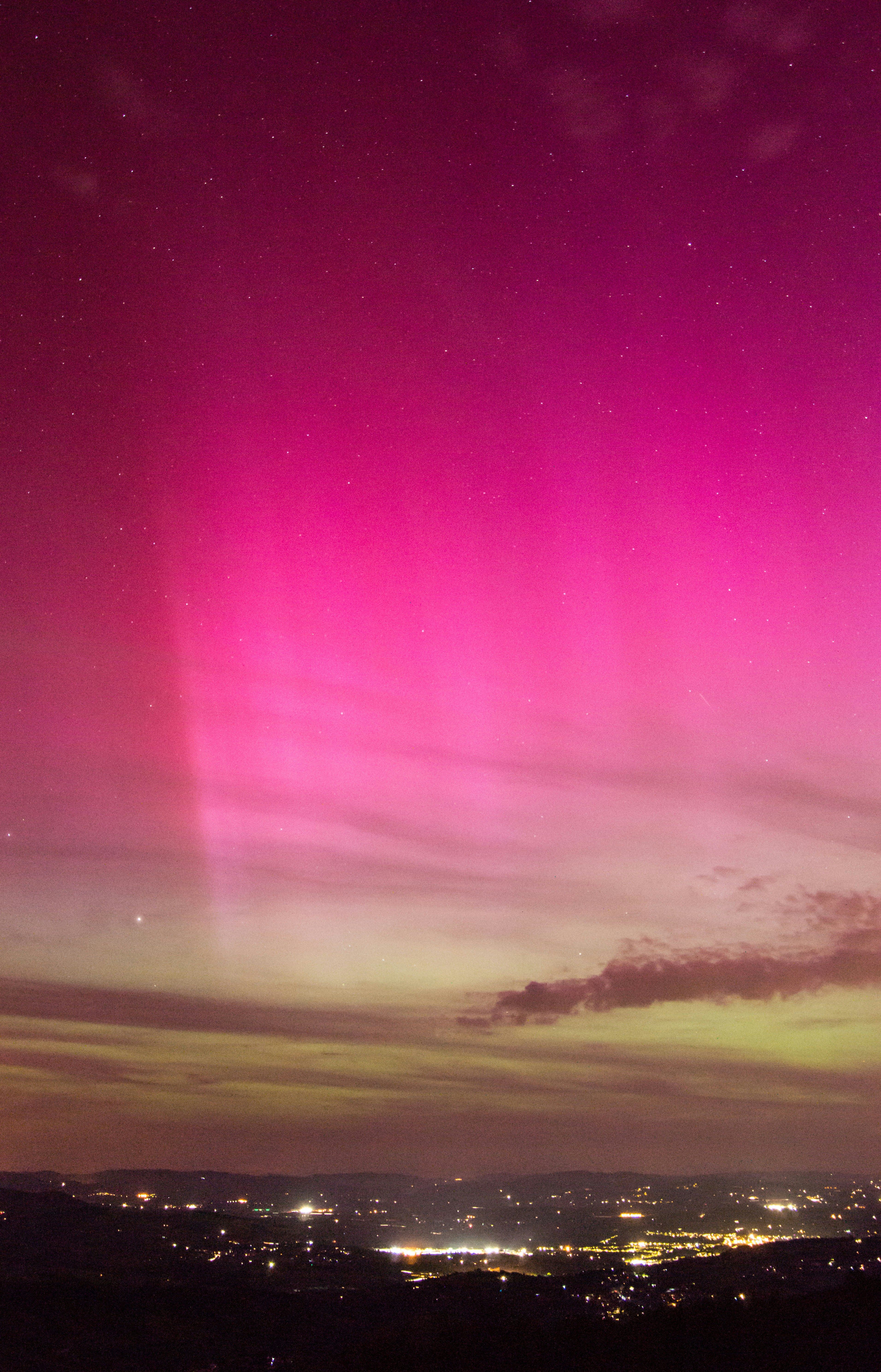 밝은 분홍색과 보라색의 오로라가 밤하늘을 수놓았습니다 사진 – Unsplash의 무료 아이폰 배경화면 이미지, image size:3000x4671