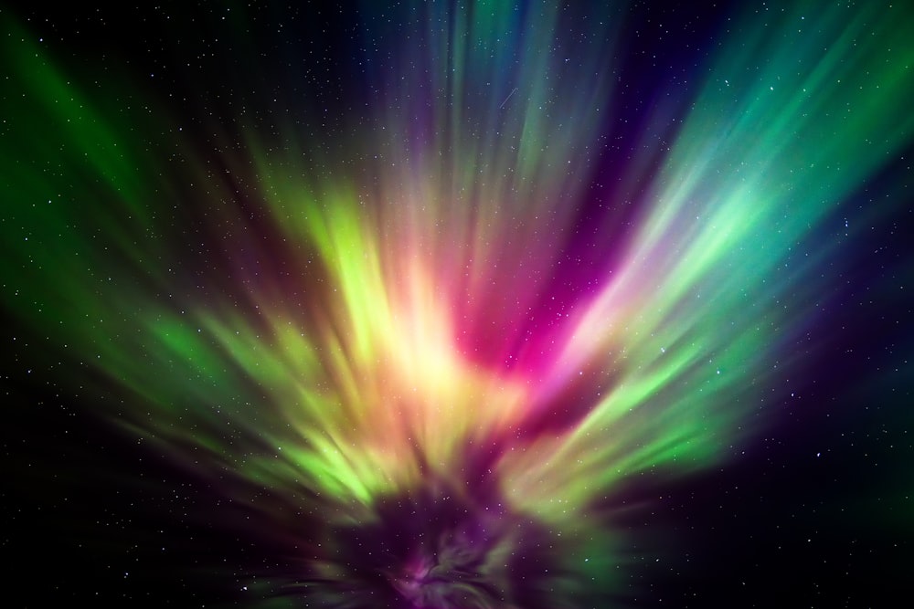 Eine bunte Aurora bohrte sich am Nachthimmel