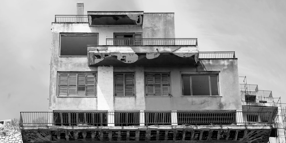 Ein Schwarz-Weiß-Foto eines Gebäudes mit Balkonen