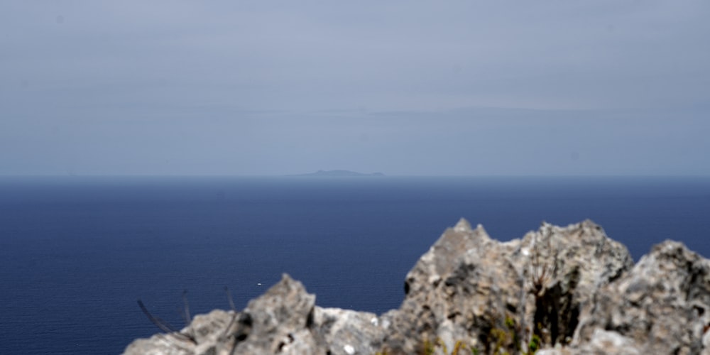 Blick auf das Meer von einem Felsvorsprung
