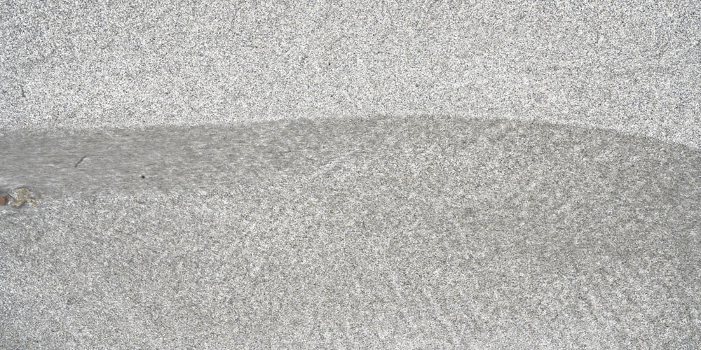 Eine Katze, die auf einem grauen Teppich liegt