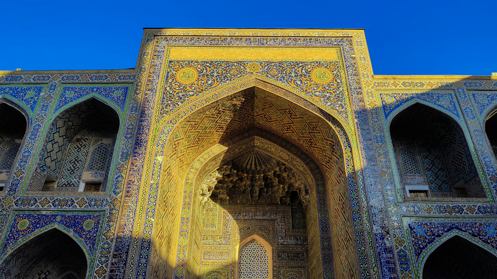 عمارة مزخرفة من طريق الحرير