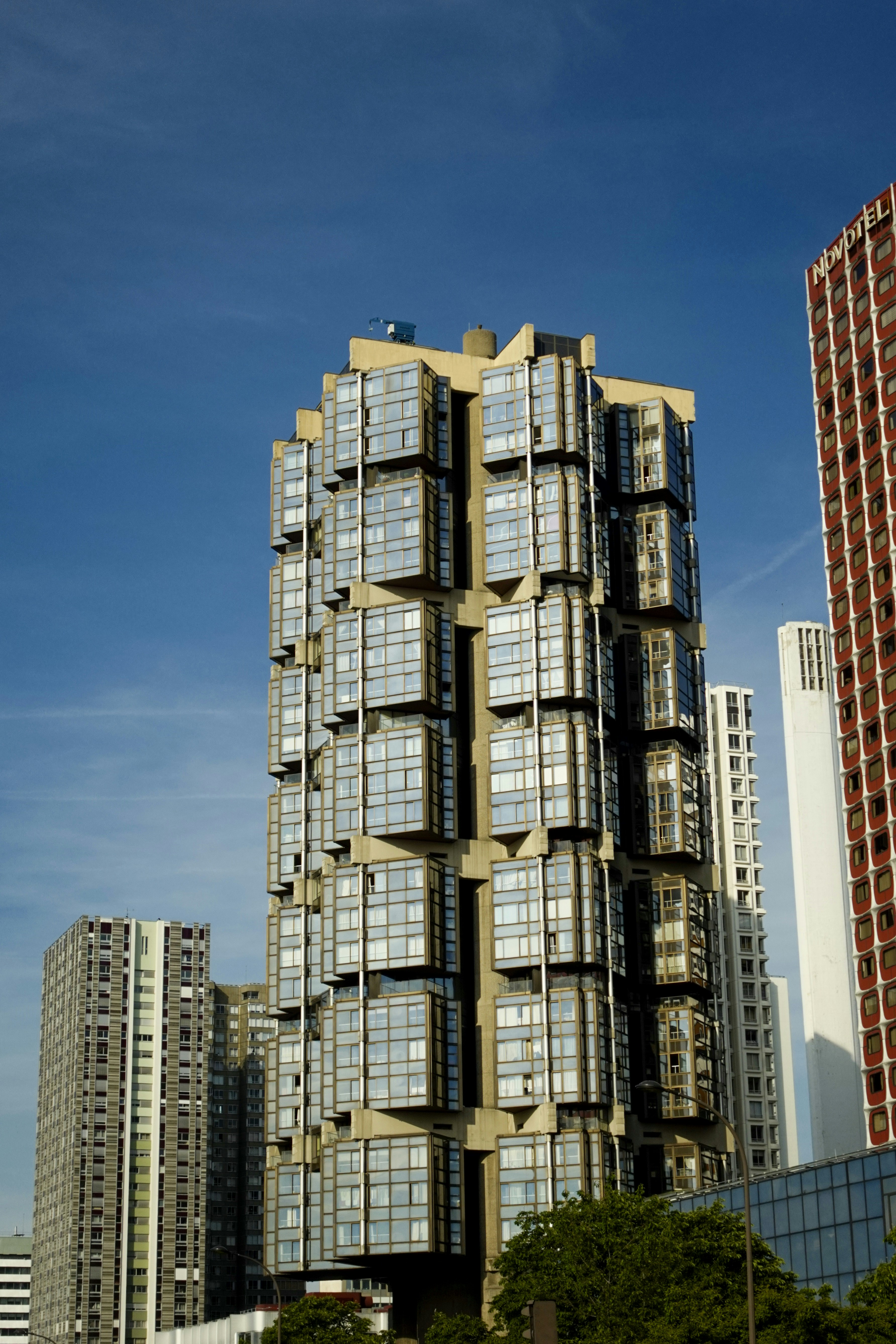 창문이 많은 매우 높은 건물