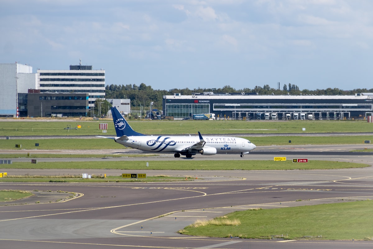 Avion sur le tarmac et ambiance aéroport premium (5)