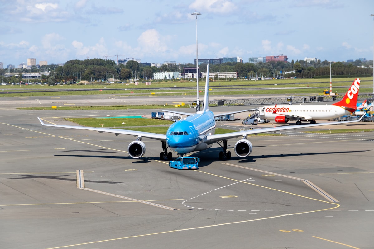 Avion sur le tarmac et ambiance aéroport premium (18)