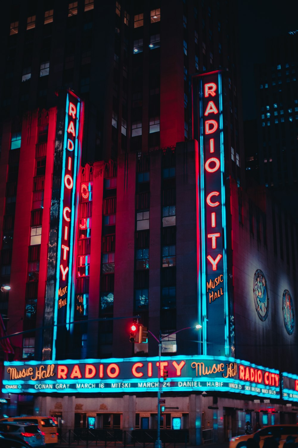 the radio city theater is lit up at night