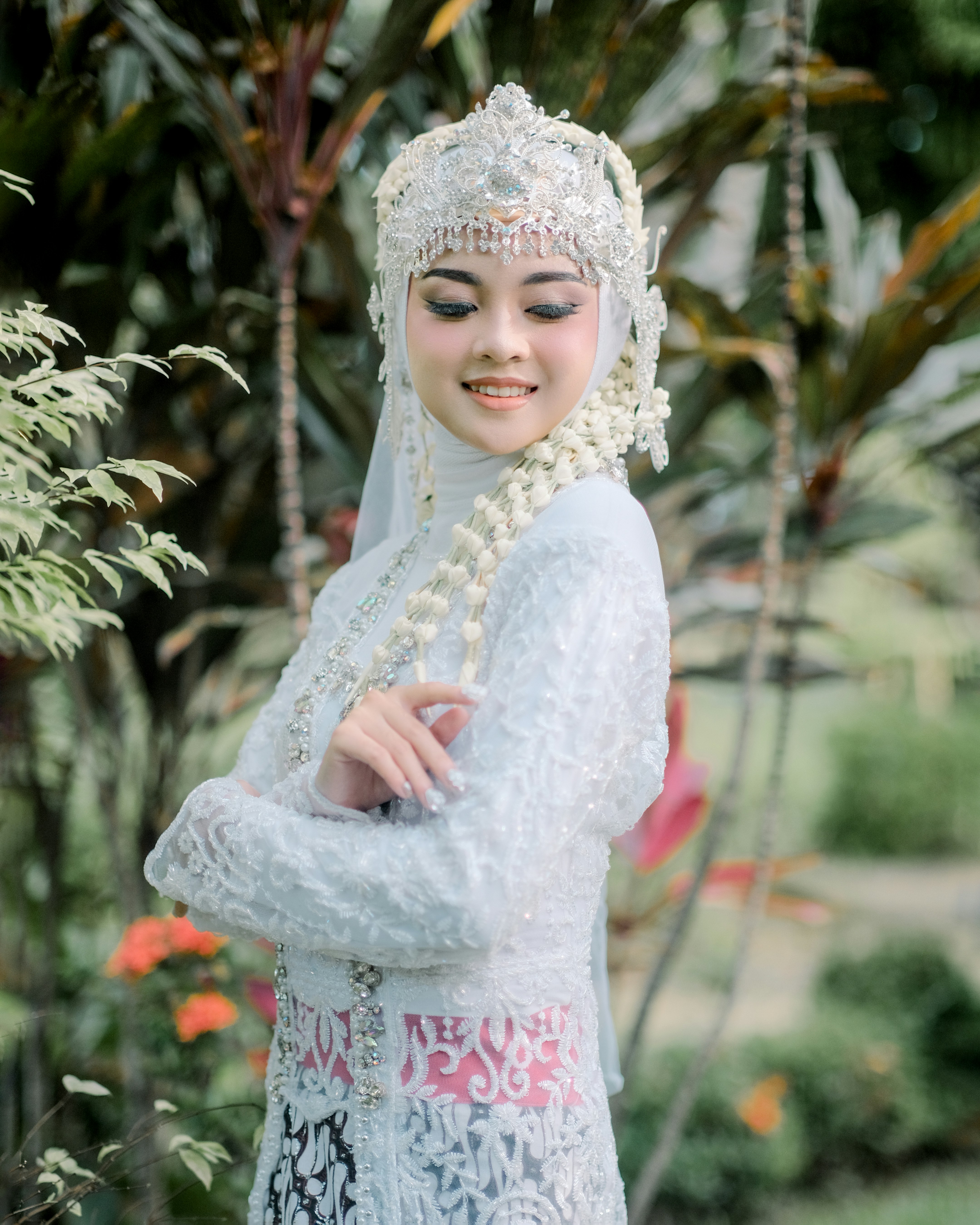 seorang wanita dengan gaun putih dan hiasan kepala