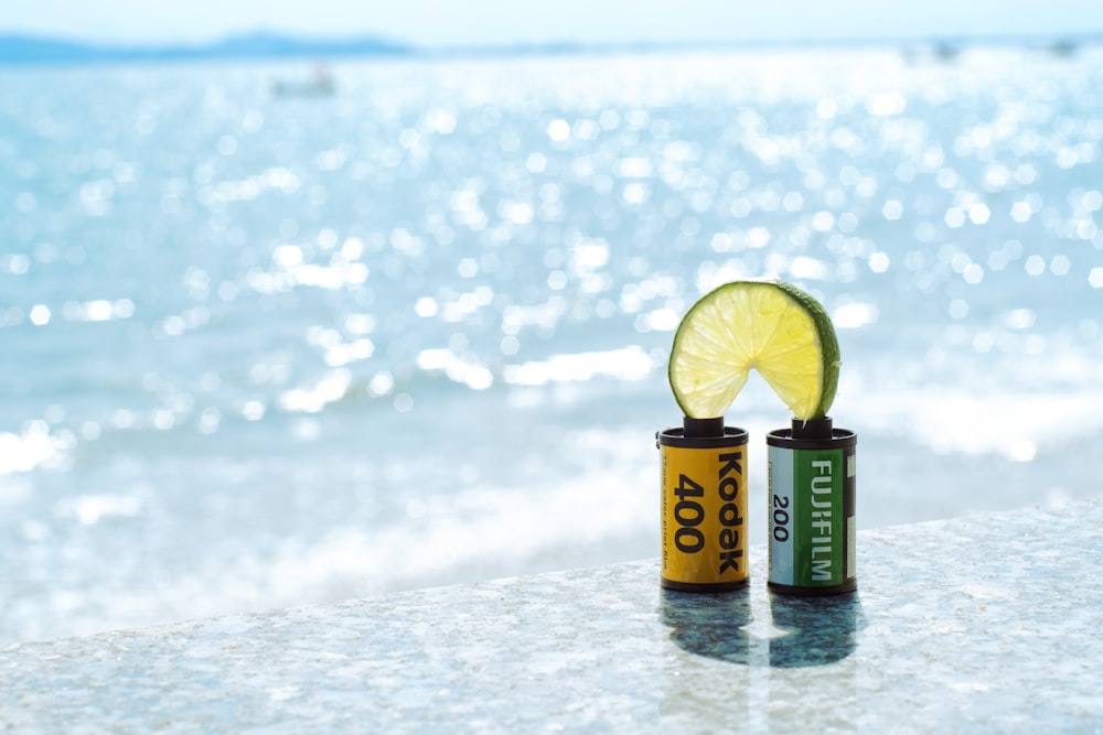 um par de baterias sentado em cima de uma praia