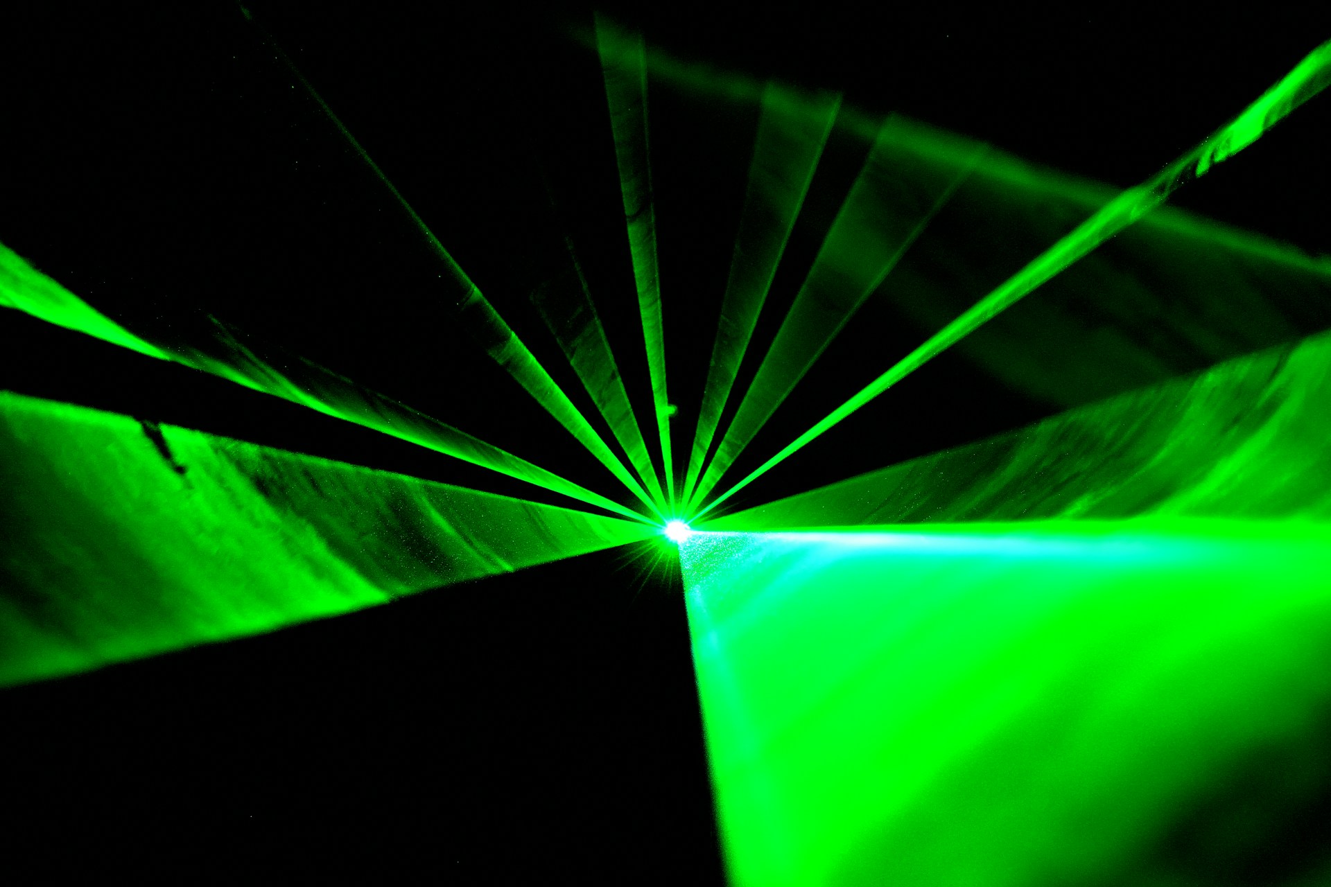 a green light is shining in the dark
