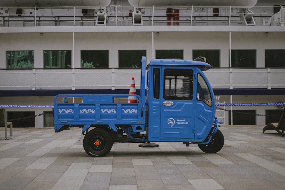 Ein blauer Lastwagen, der vor einem Gebäude geparkt ist