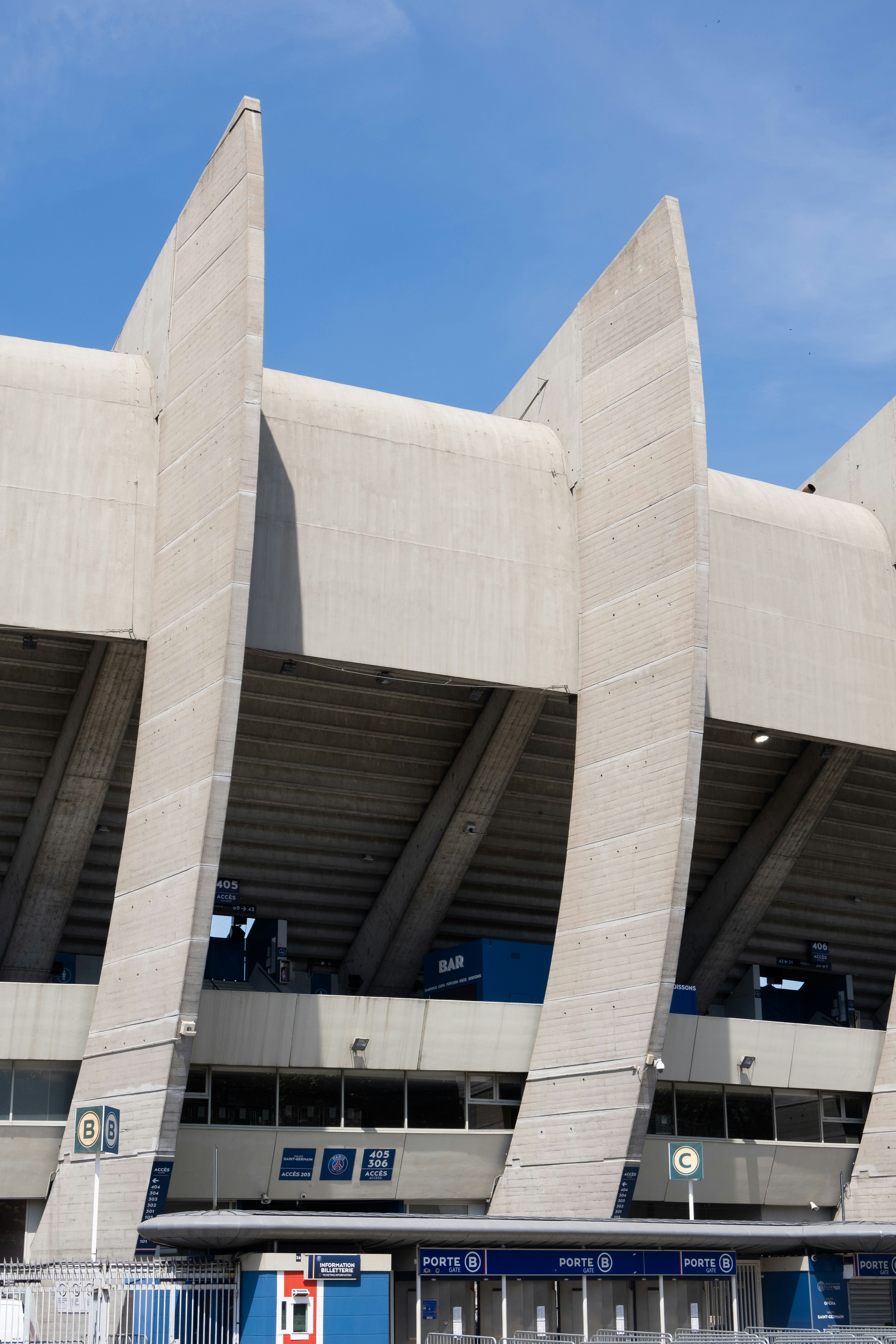 un grande edificio con molte finestre su di esso