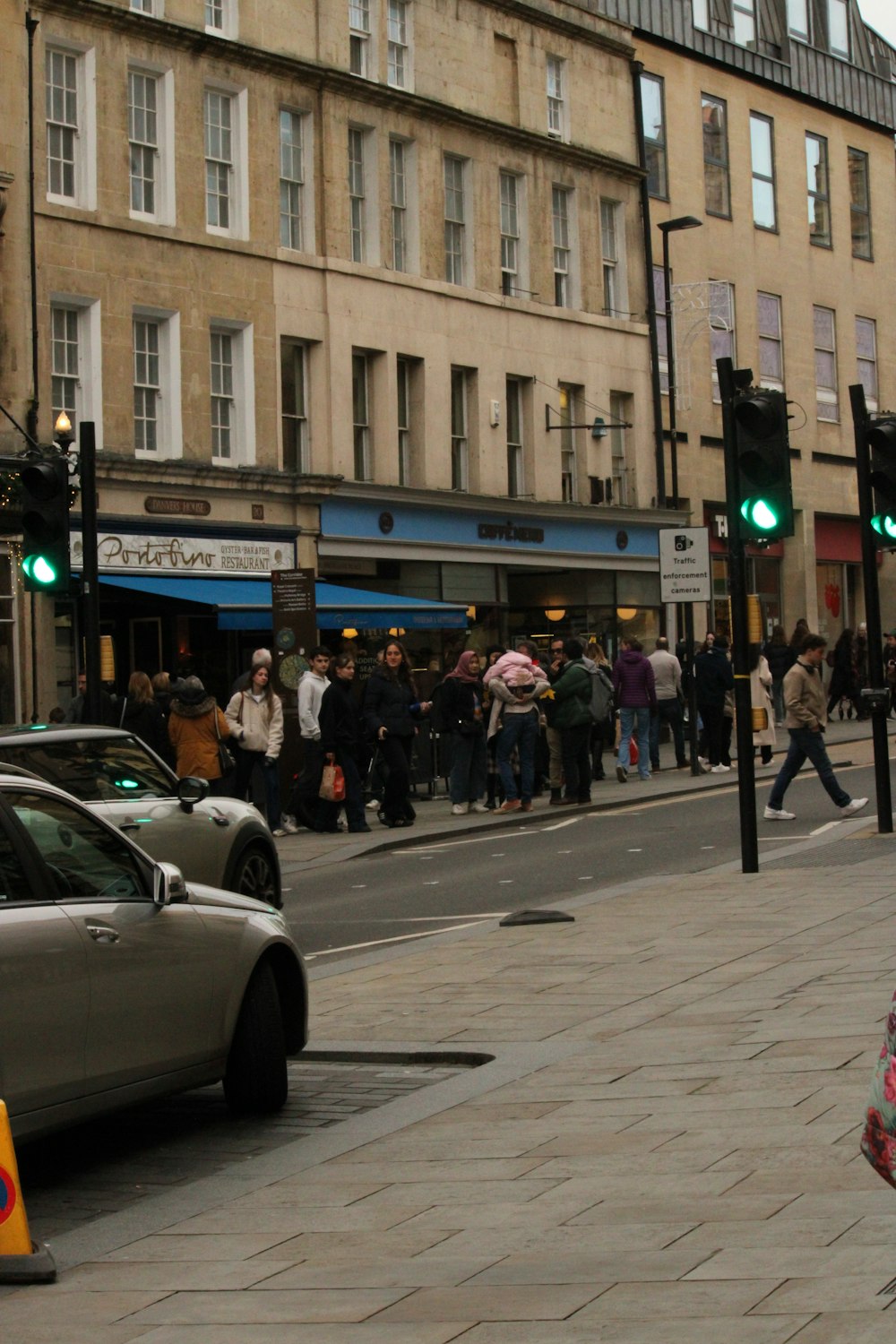 a busy city street filled with lots of traffic