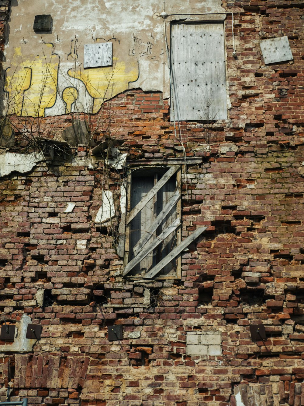 an old brick building with a broken window