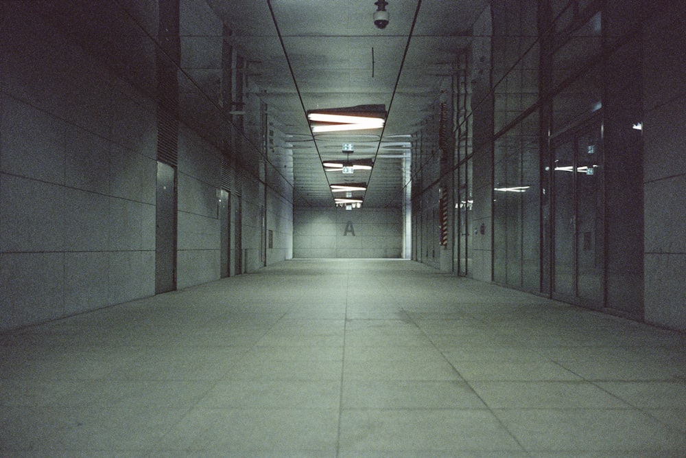 un long couloir avec une horloge au mur