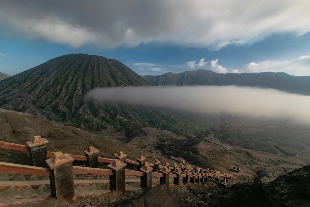 Ein Blick auf einen Berg mit einer Wolke am Himmel