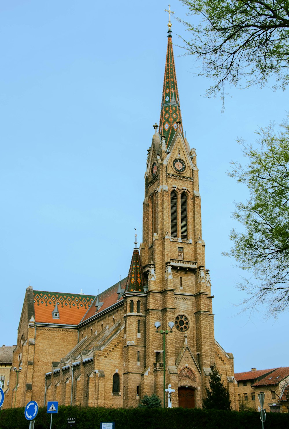 una grande chiesa con un campanile e una torre dell'orologio