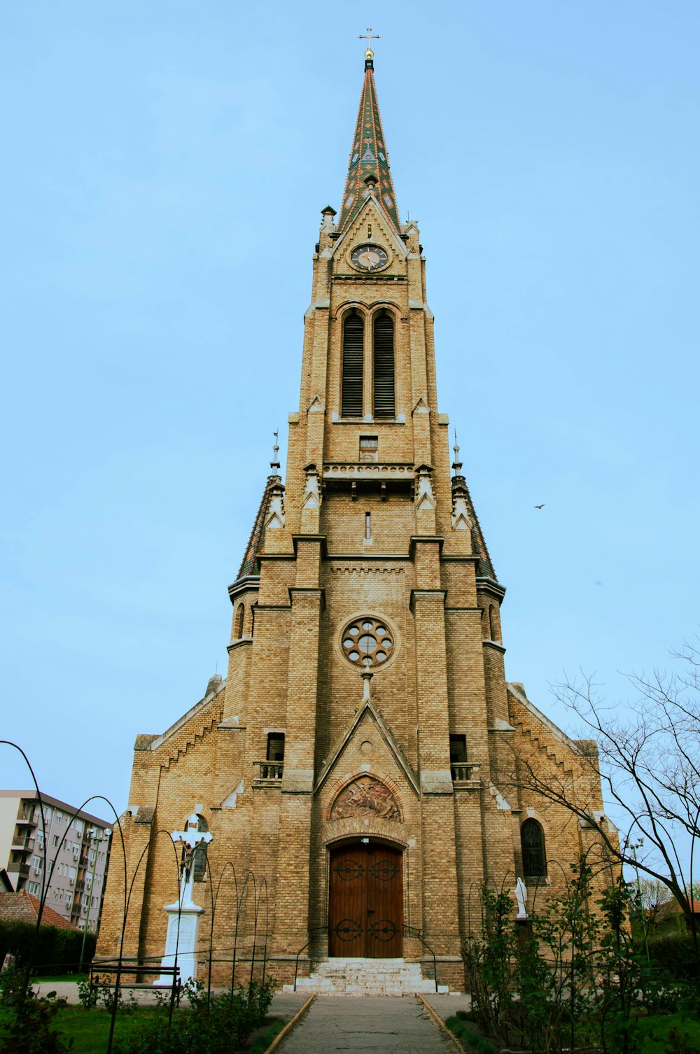 尖塔と時計のある教会