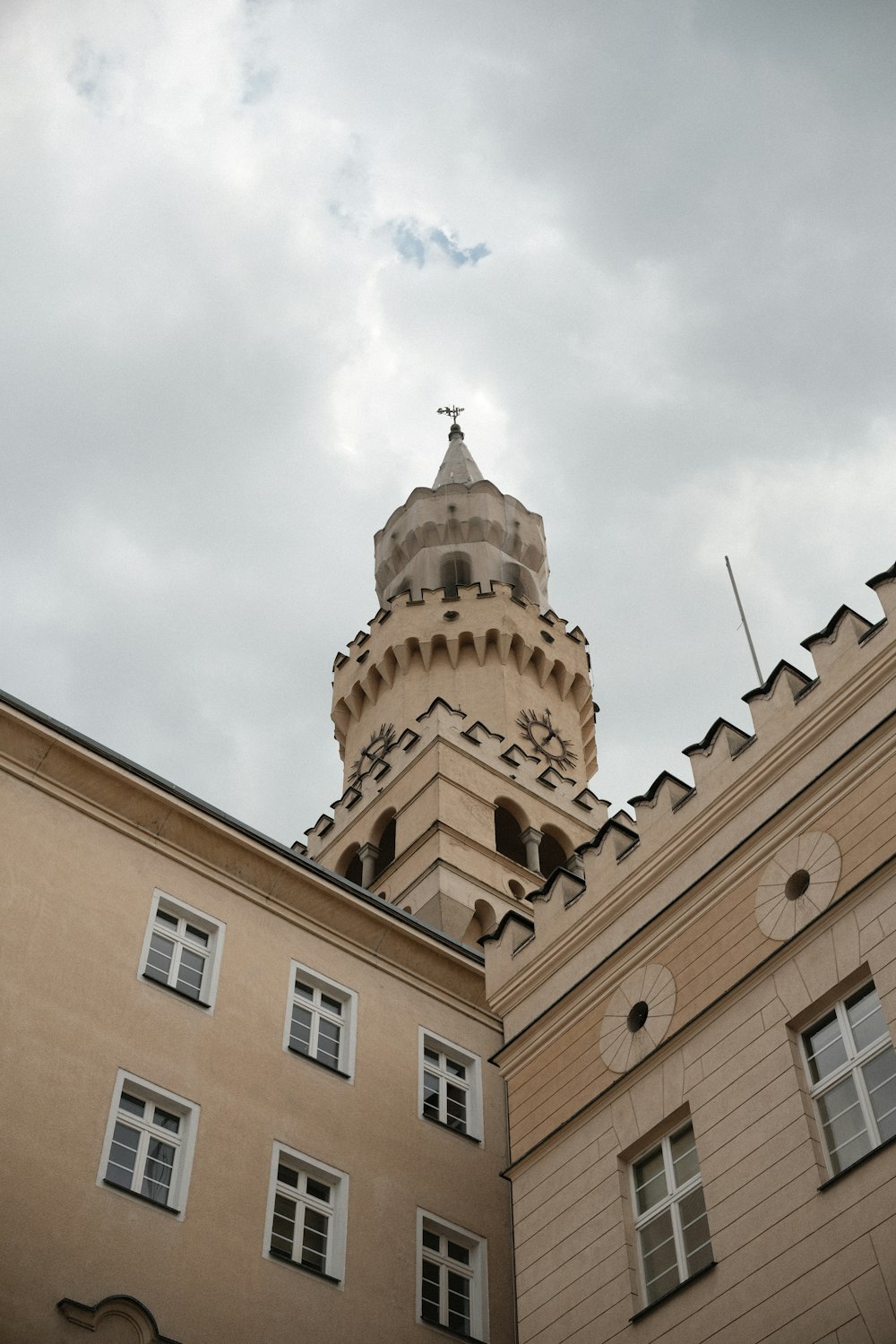 Ein hohes Gebäude mit einer Uhr auf der Spitze