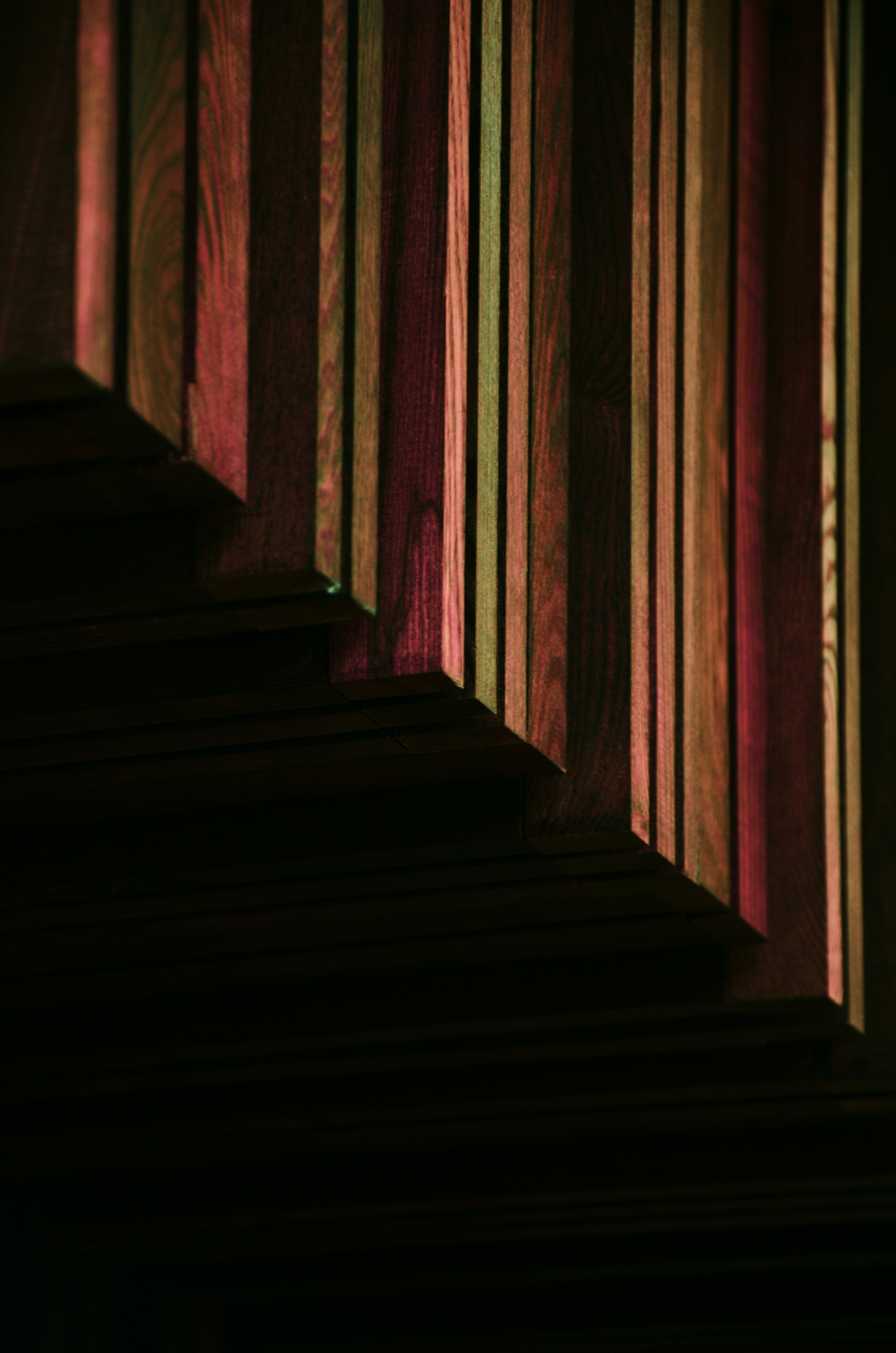 Un primer plano de una pared con un reloj